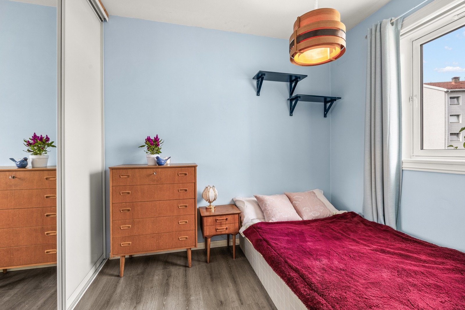 Soverom med plass til dobbeltseng og skyvedørsgarderobe. Galleribilde