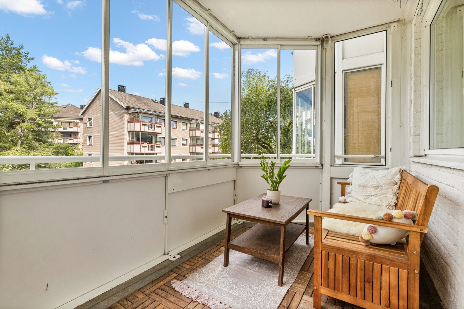 Nordvestvendt, innglasset balkong med gulvareal på 6,4 m². Galleribilde