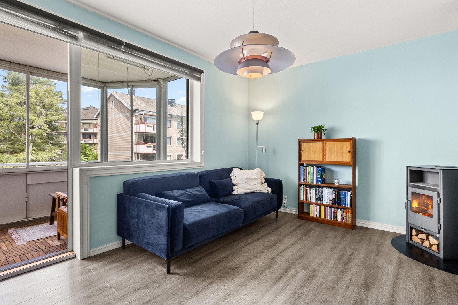 Praktisk peisovn i stuen som varmer godt. Galleribilde