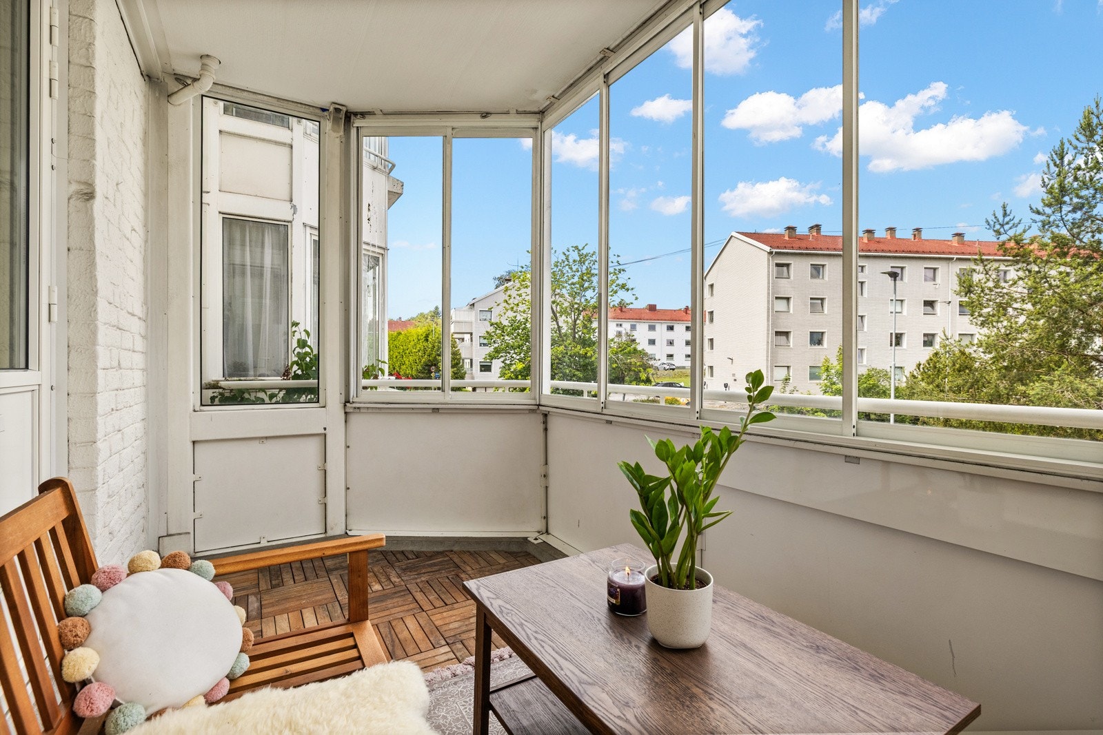 Romslig, innglasset balkong med gode innredningsmuligheter. Galleribilde