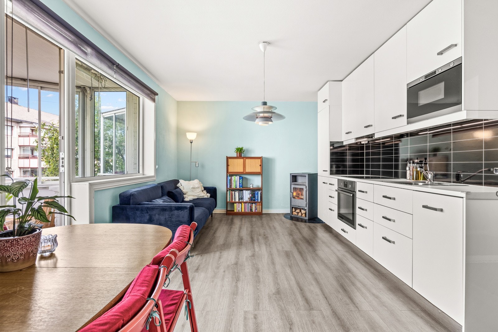 Du får god plass til å innrede med sofagruppe, spisebord og diverse skap- og hylleløsninger. Galleribilde