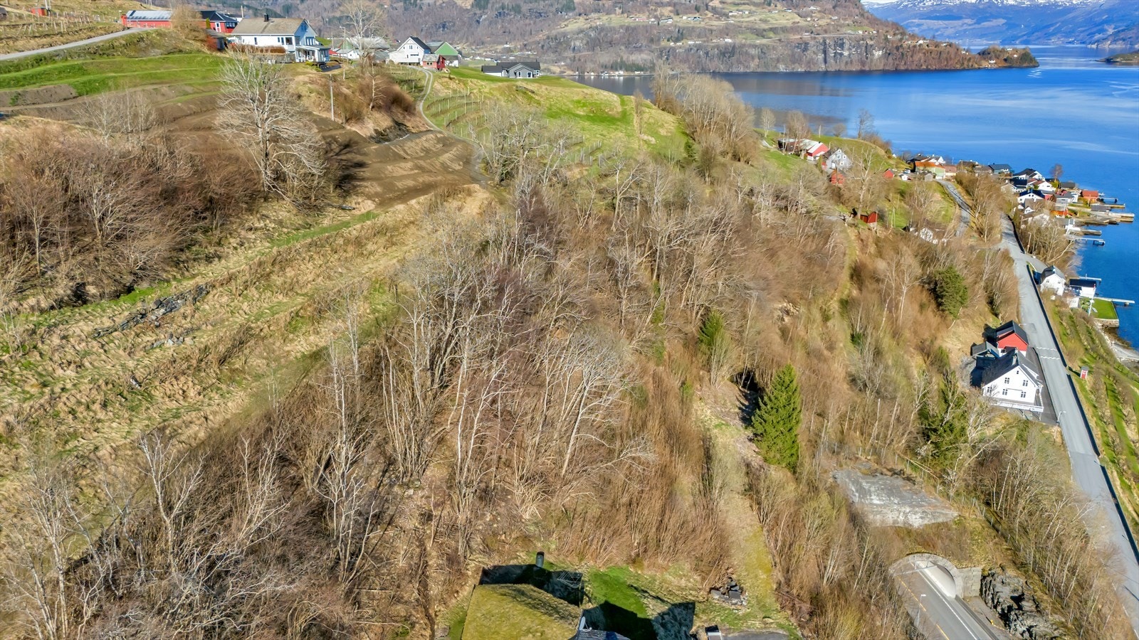 - Eiendommen er avsatt til boligbebyggelse iht. kommuneplanens arealdel, krav om regulering - Galleribilde