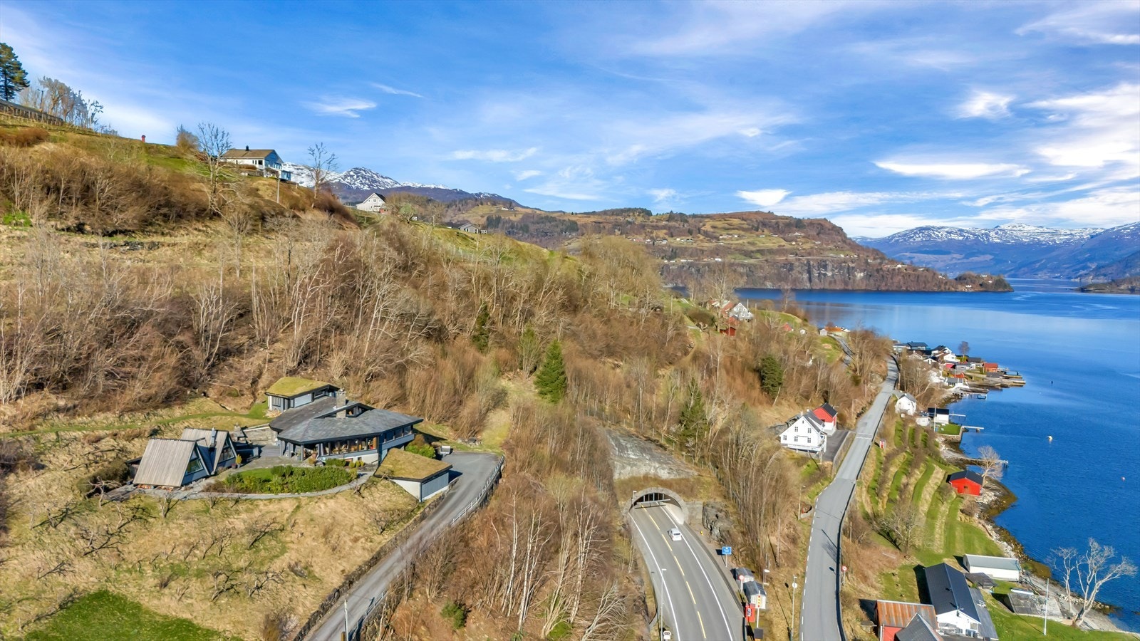 - Fra eiendommen er det ca 5 min kjøring til barnehage, barneskole og dagligvarebutikk - Galleribilde