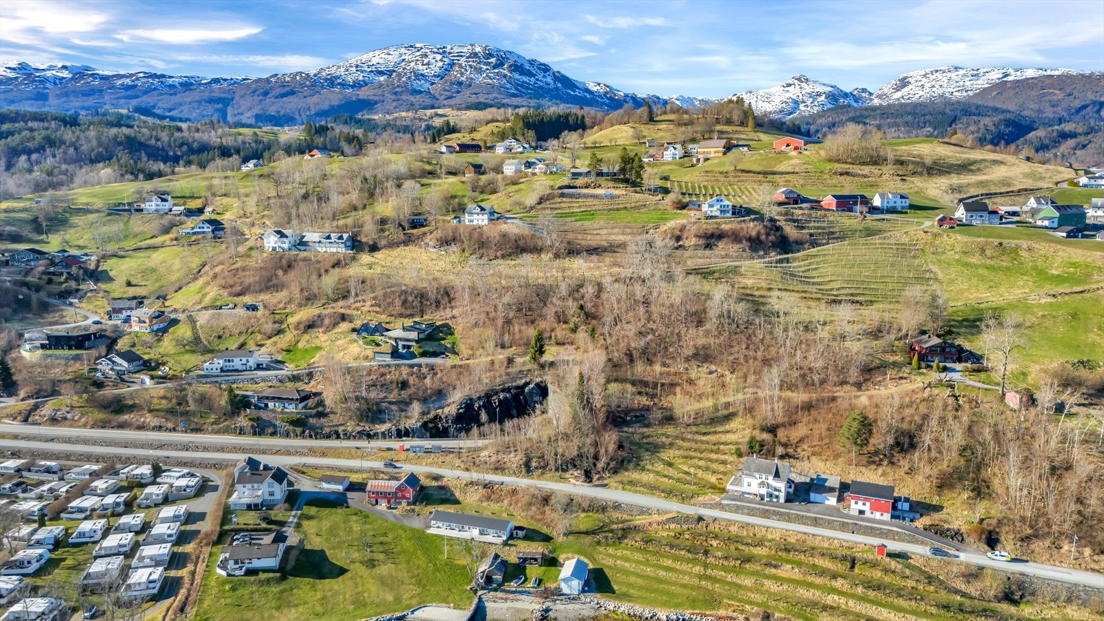 - Om sommeren kan du nyte båtliv, bading og fiske langs fjorden, og om vinteren er det kort vei til ski- og akebakker i Kvamskogen - Galleribilde