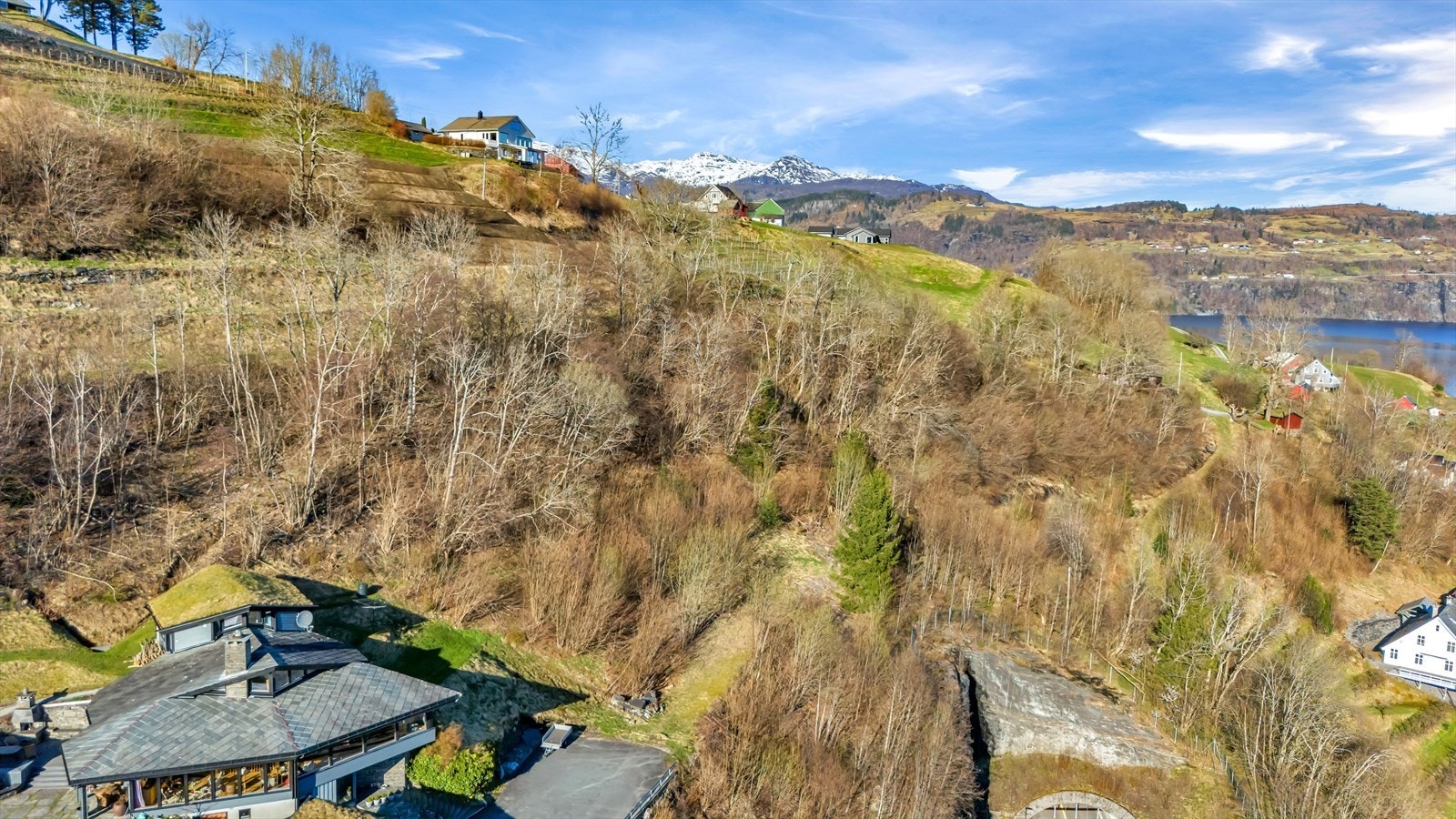 - Eiendommen har en relativt sentral beliggenhet midt i mellom Øystese og Norheimsund - Galleribilde