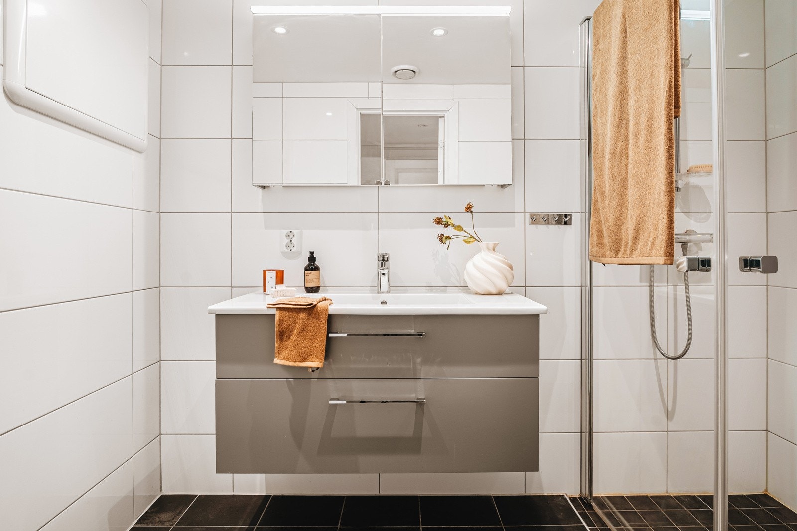 Meget funksjonibelt bad med god plass til baderomsmøblement, vaskemaskin og dusjsone med glassdører. Galleribilde