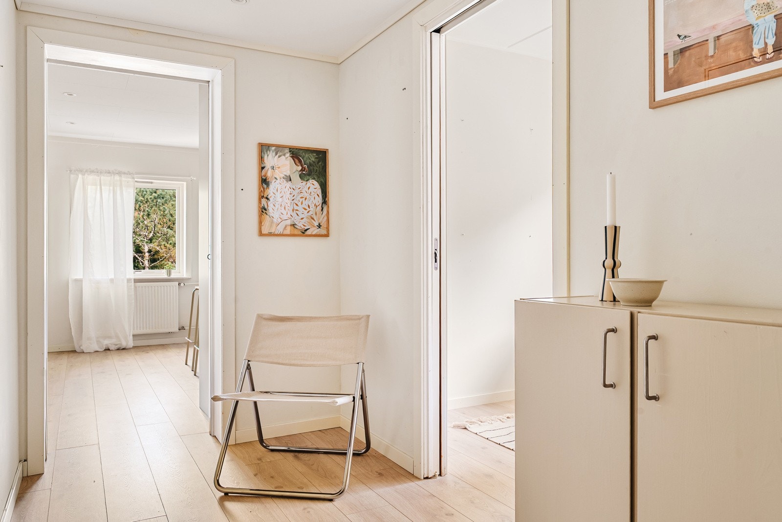 Ved gangen er det innkomst til 2 resterende soverom og bad+toalett. Galleribilde