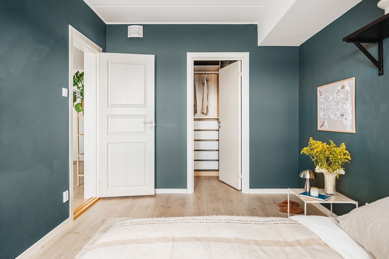 Rommet har god plass til stor seng, kommode og nattbord. Galleribilde