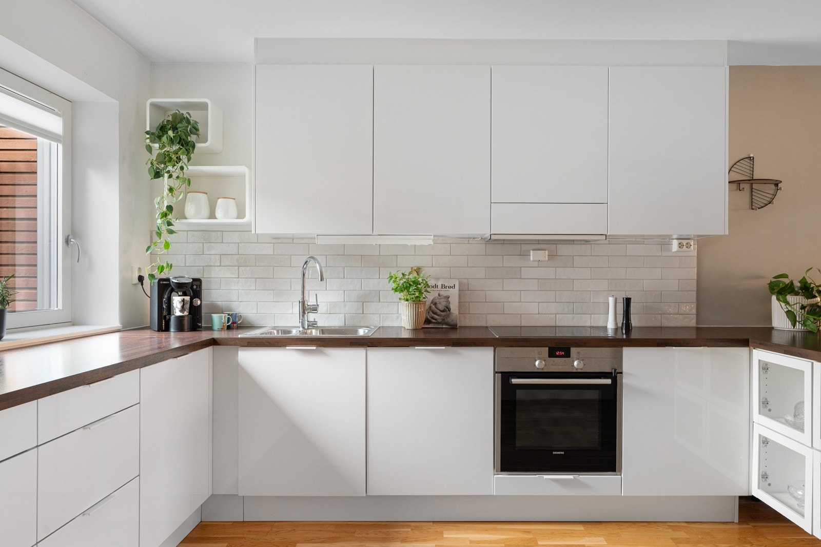 Rekkehuset er innredet med et tidløst kjøkken i høyglans som gir et elegant og moderne preg. Galleribilde
