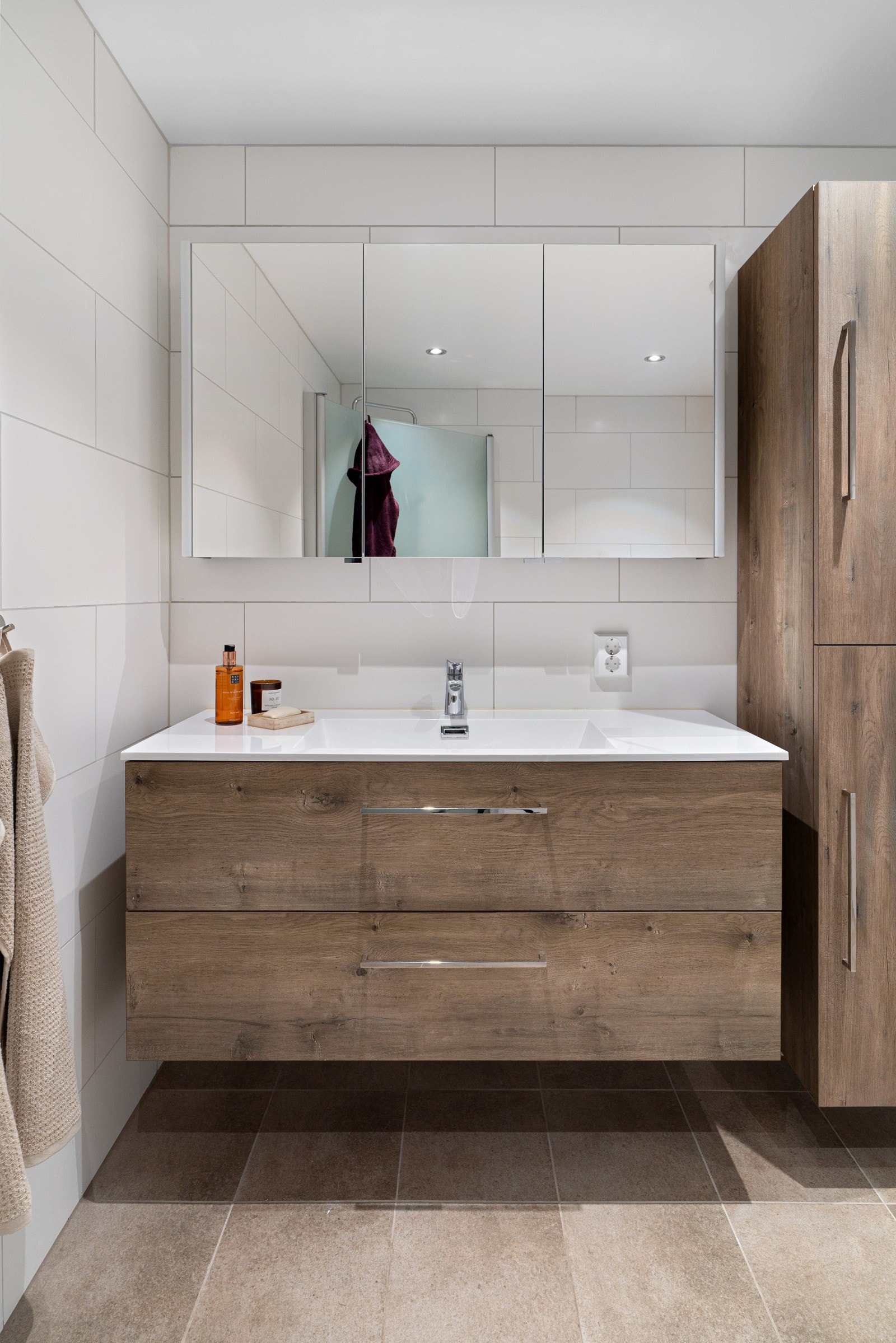 Badet, som var nytt i 2022, er utstyrt med en pen baderomsinnredning med skuffeseksjoner, veggskap, speilskap og downlights i himling. Galleribilde