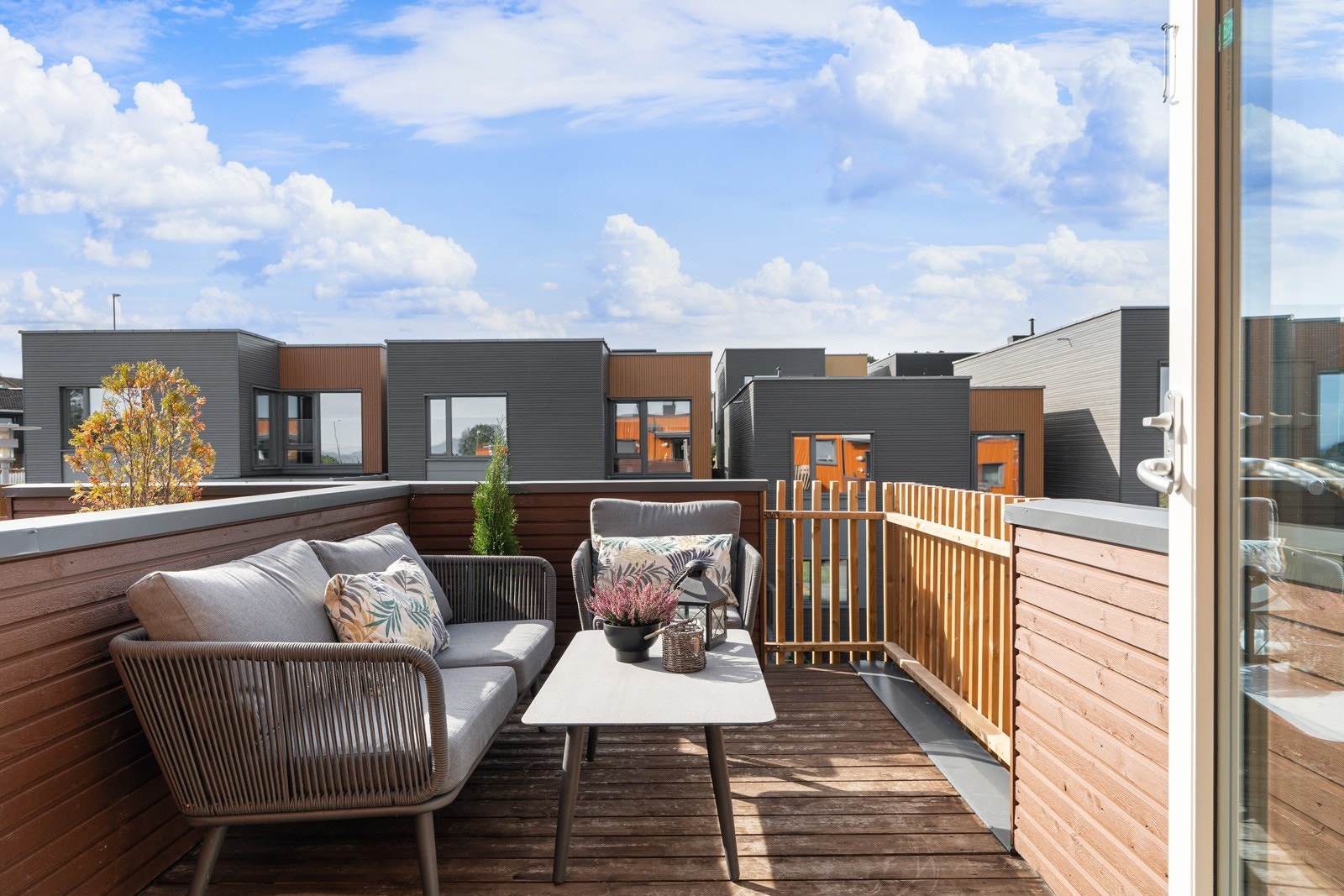 På sommerhalvåret kan man nyte solen fra tidlig ettermiddag til den forsvinner bak Granåslia på kveldstid. Rekkverket ble oppgradert i 2025. Galleribilde