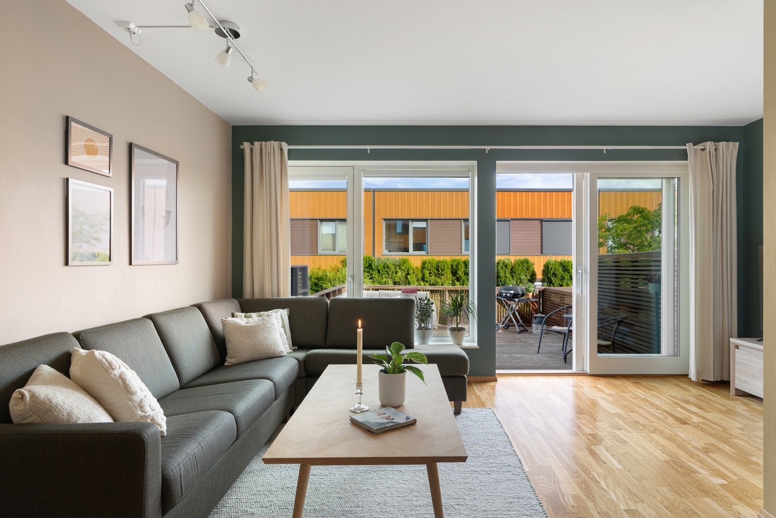 Via skyvedør i stuen er det adkomst til en nordøstvendt terrasse på hele 28 kvm. Galleribilde