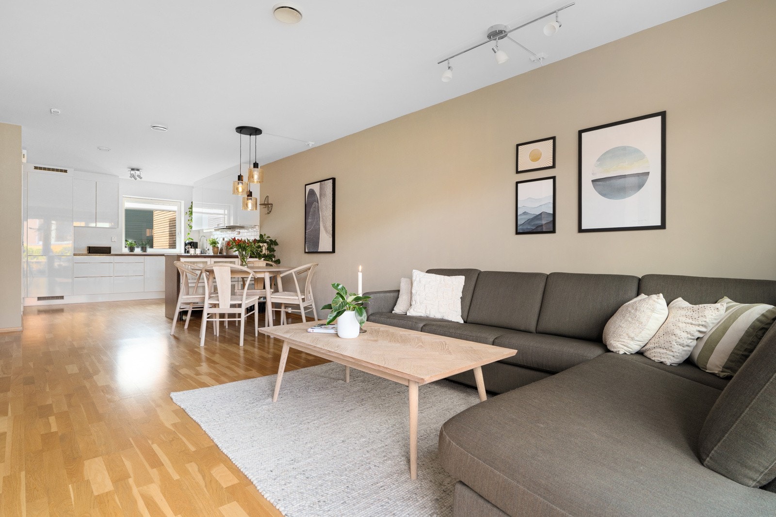 Inne venter en gjennomtenkt og praktisk planløsning over 3 plan, perfekt for familier i vekst eller for de som ønsker både ro og rom. Galleribilde