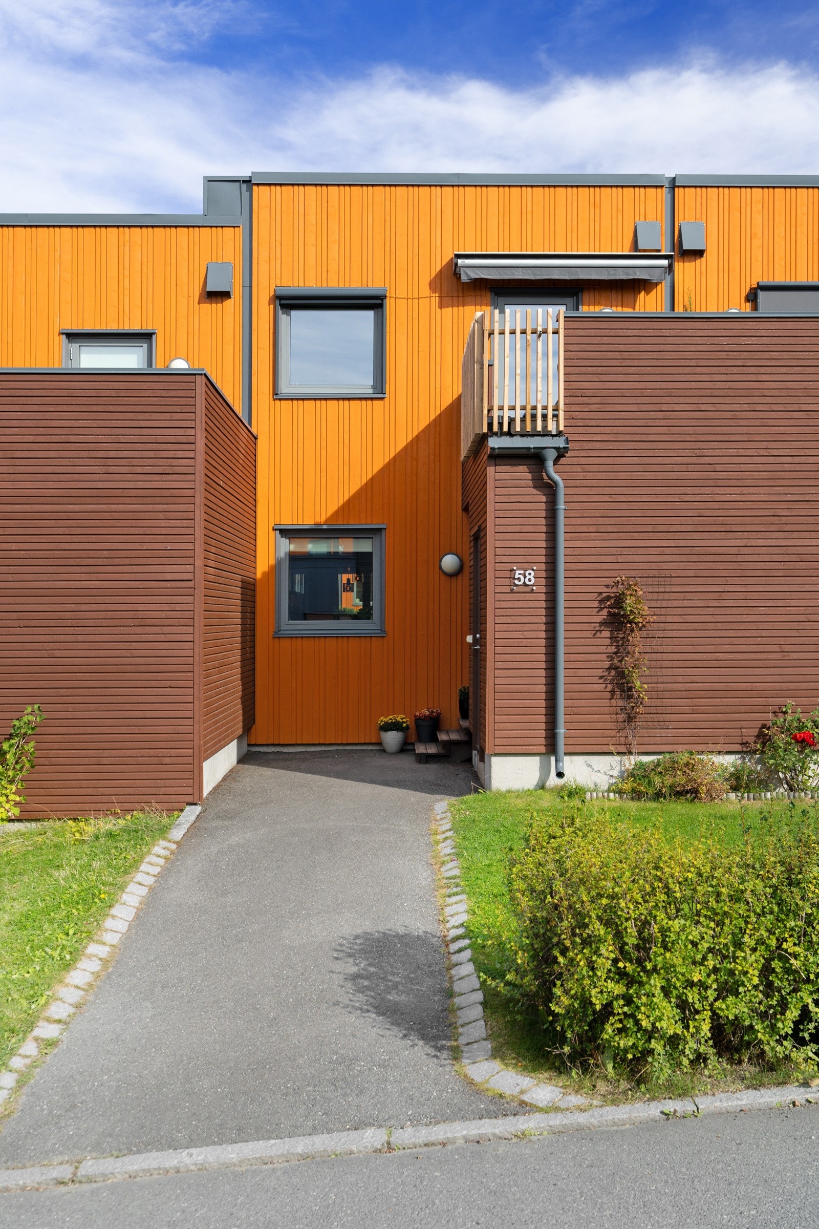 Ved inngangspartiet er det etablert en romslig sportsbod med strømuttak. Galleribilde