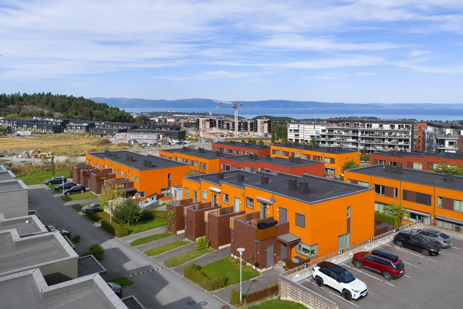 Seksjonen disponerer en egen parkeringsplass i parkeringshuset like ved. Over parkeringshuset er det rikelig med parkeringsplasser for gjester og besøkende. Galleribilde