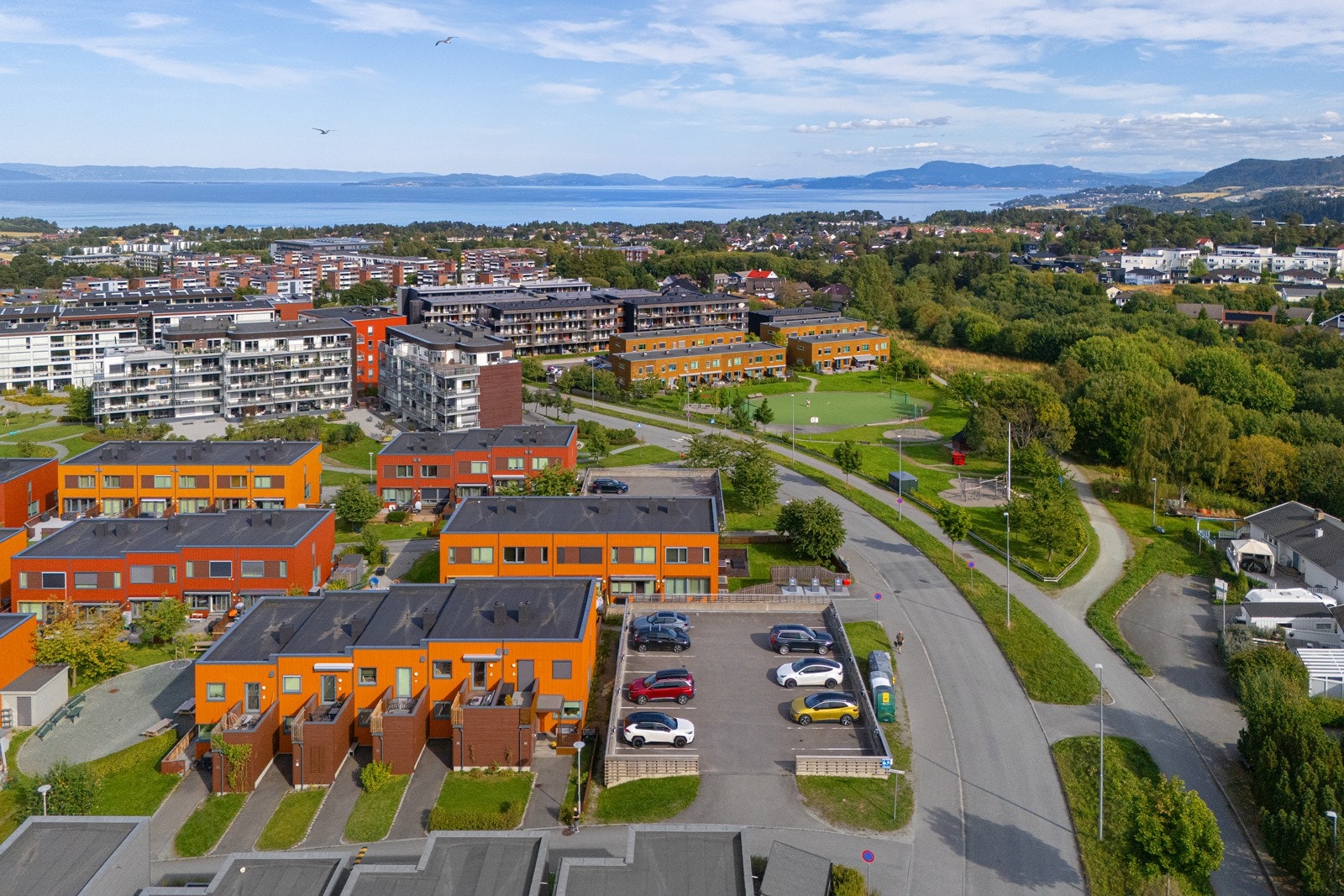 Utearealene som omkranser husene sørger for et godt førsteinntrykk av nabolaget. Galleribilde