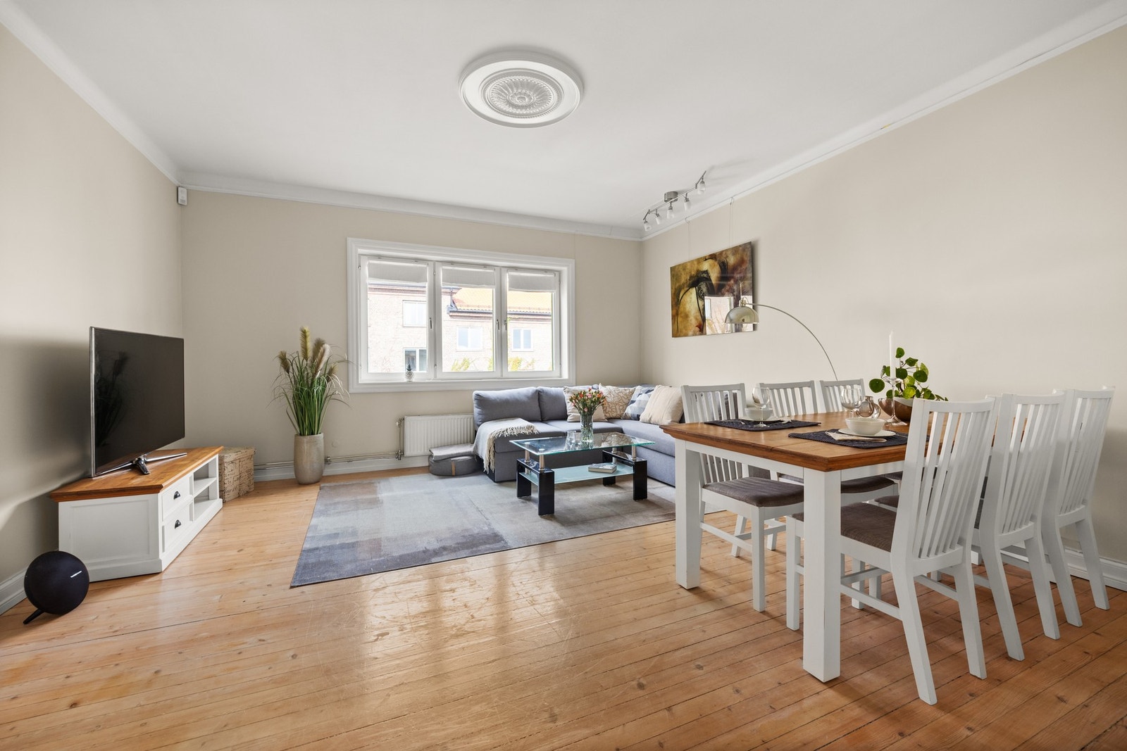 Kjøkkenet har et pent kjøkken med slette fronter fra 2011 med integrerte hvitevarer Galleribilde