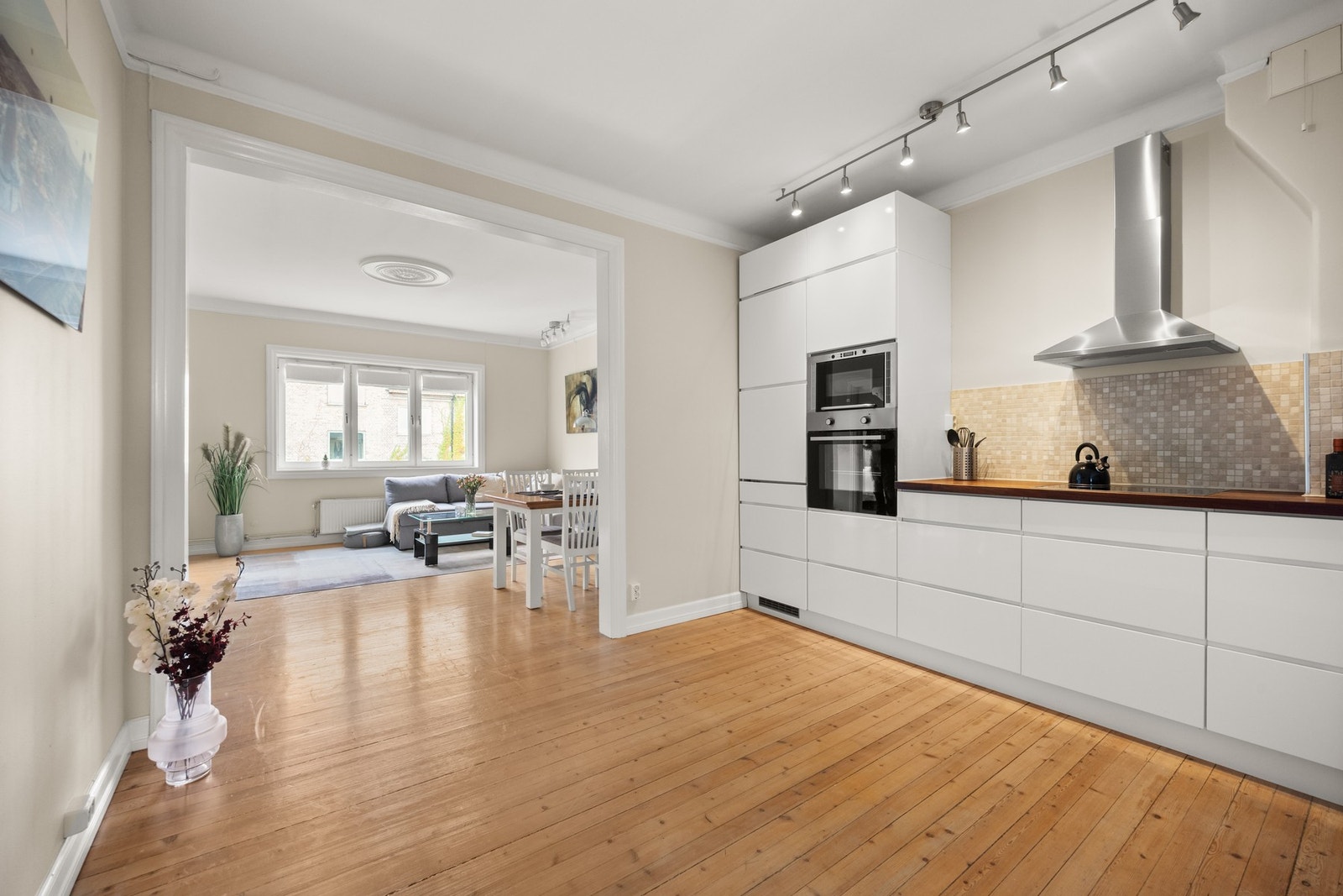 Leiligheten har en åpen løsning mellom stue som skaper en større sosial sone - Perfekt for deg som vil verte opp for venner og familie! Galleribilde