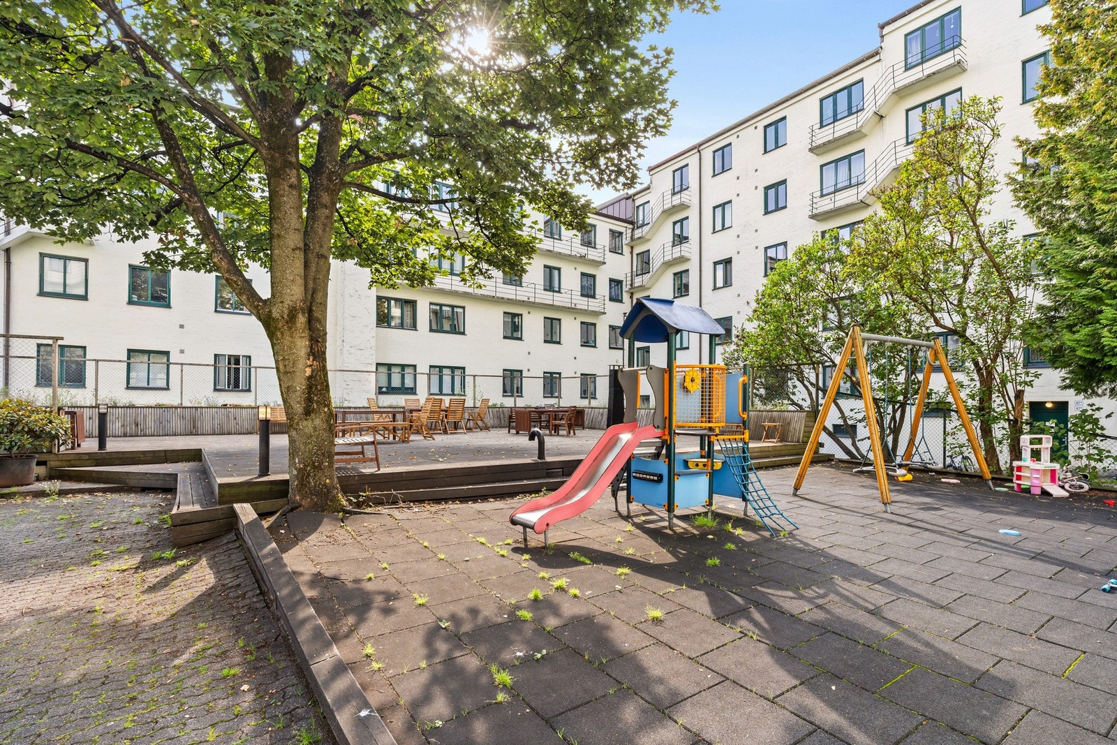 Her bor du også med kort vei til diverse skole- og barnehagetilbud med nærmeste skole og barnehage kun 4 minutter unna! Galleribilde