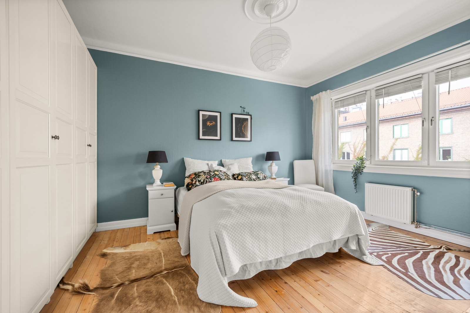 Leiligheten har 2 soverom av god størrelse - Hovedsoverommet har god plass til dobbelseng, nattbord og tilhørende møblement Galleribilde