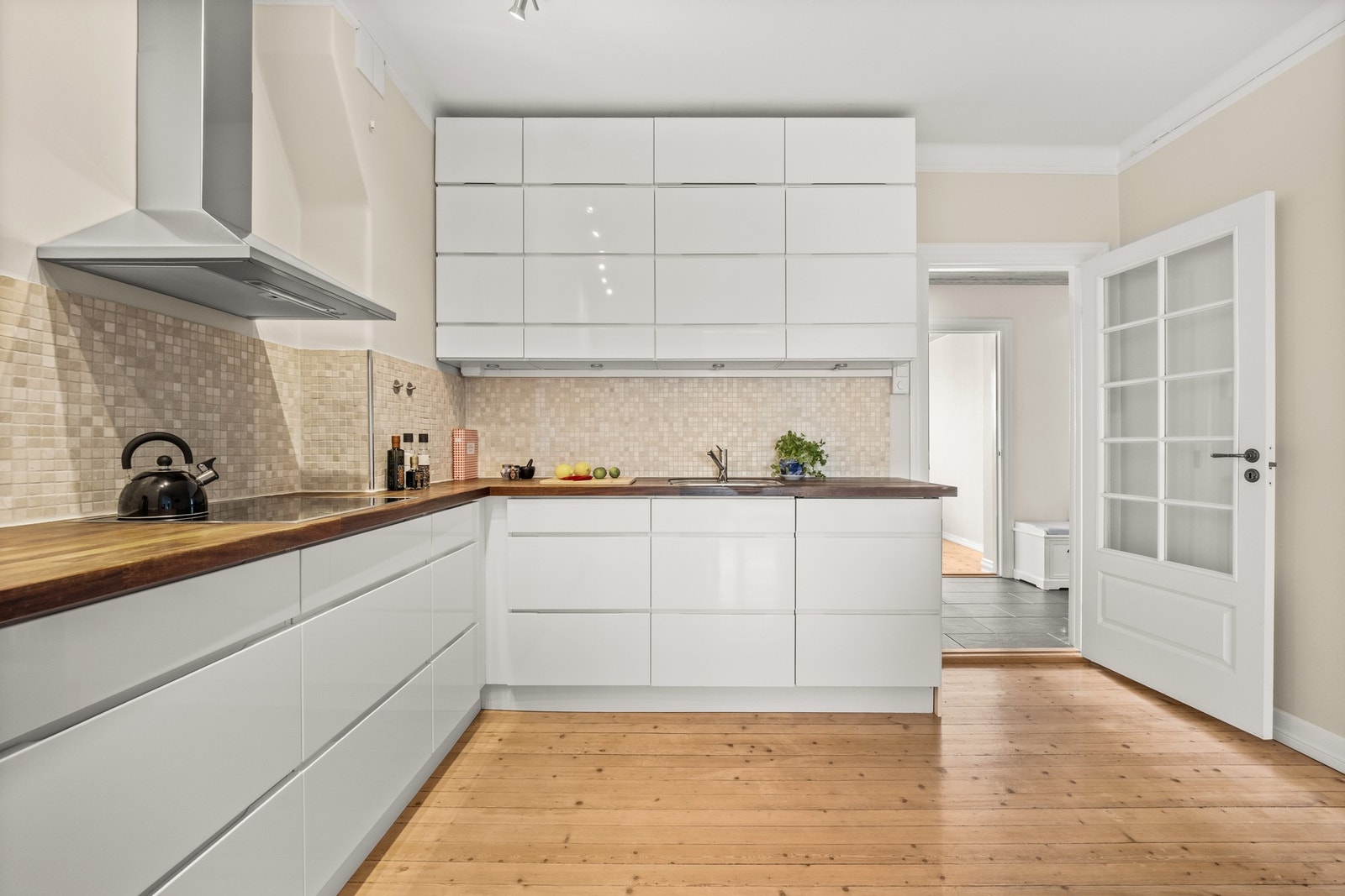 Store benkeplater og skapplass bidrar til å skape et funksjonibelt og arbeidsvennlig kjøkken Galleribilde