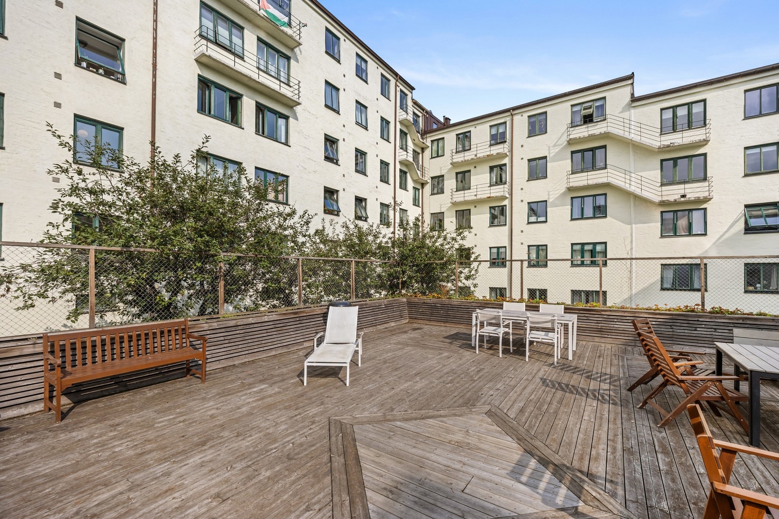 Rett nedenfor leiligheten ligger hyggelige Alexander Kiellands Plass med spisesteder, kaféer, vinmonopol, apotek, matvareforretning, m.m Galleribilde