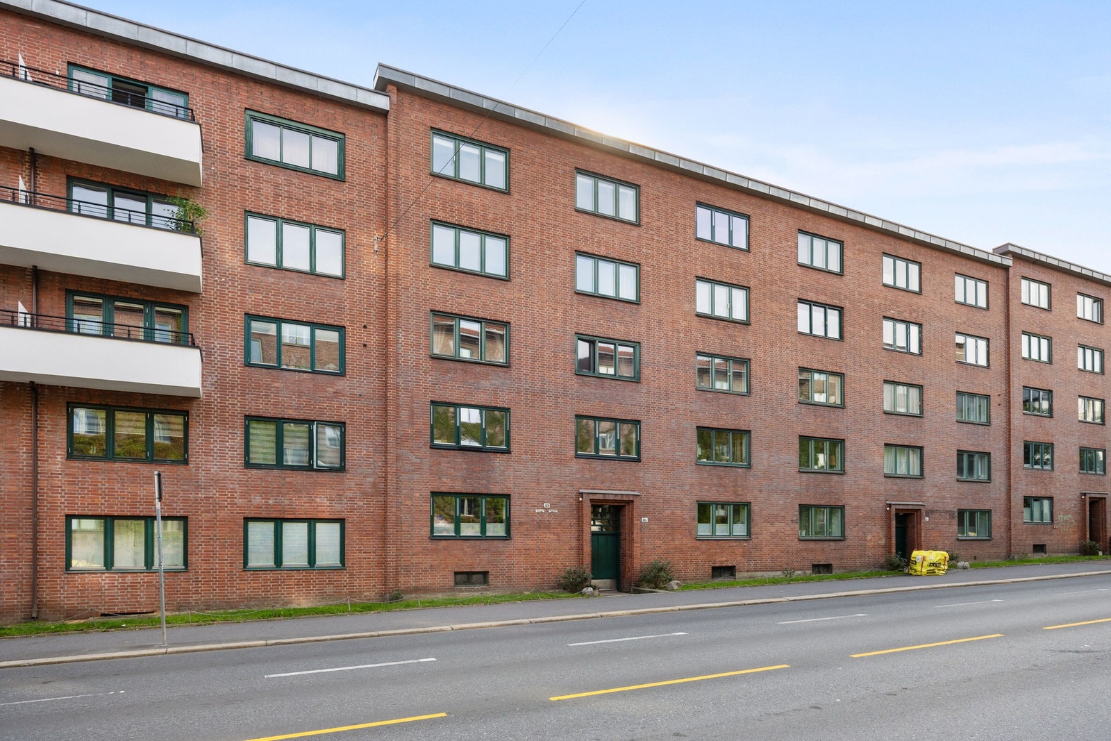 Til leiligheten har du enkel adkomst med bil eller med områdets flotte offentig transporttilbud med nærmeste busstopp kun 2 minutter unna Galleribilde