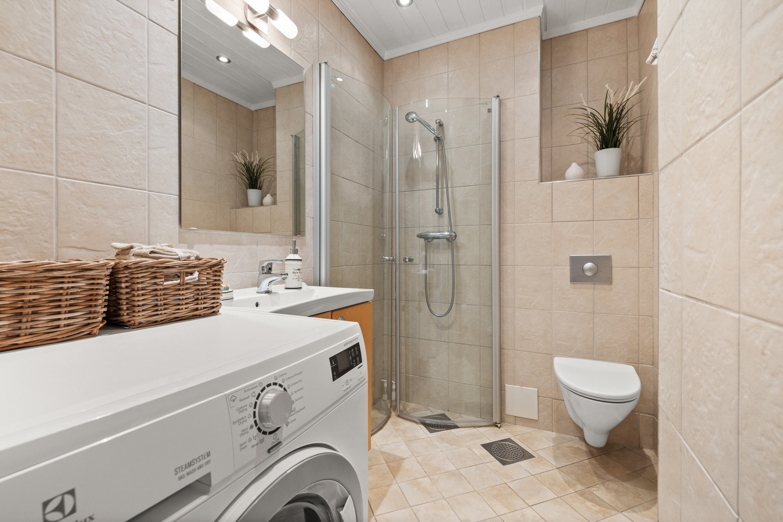 Badet har flislagt gulv med gulvvarme og flislagte vegger Galleribilde