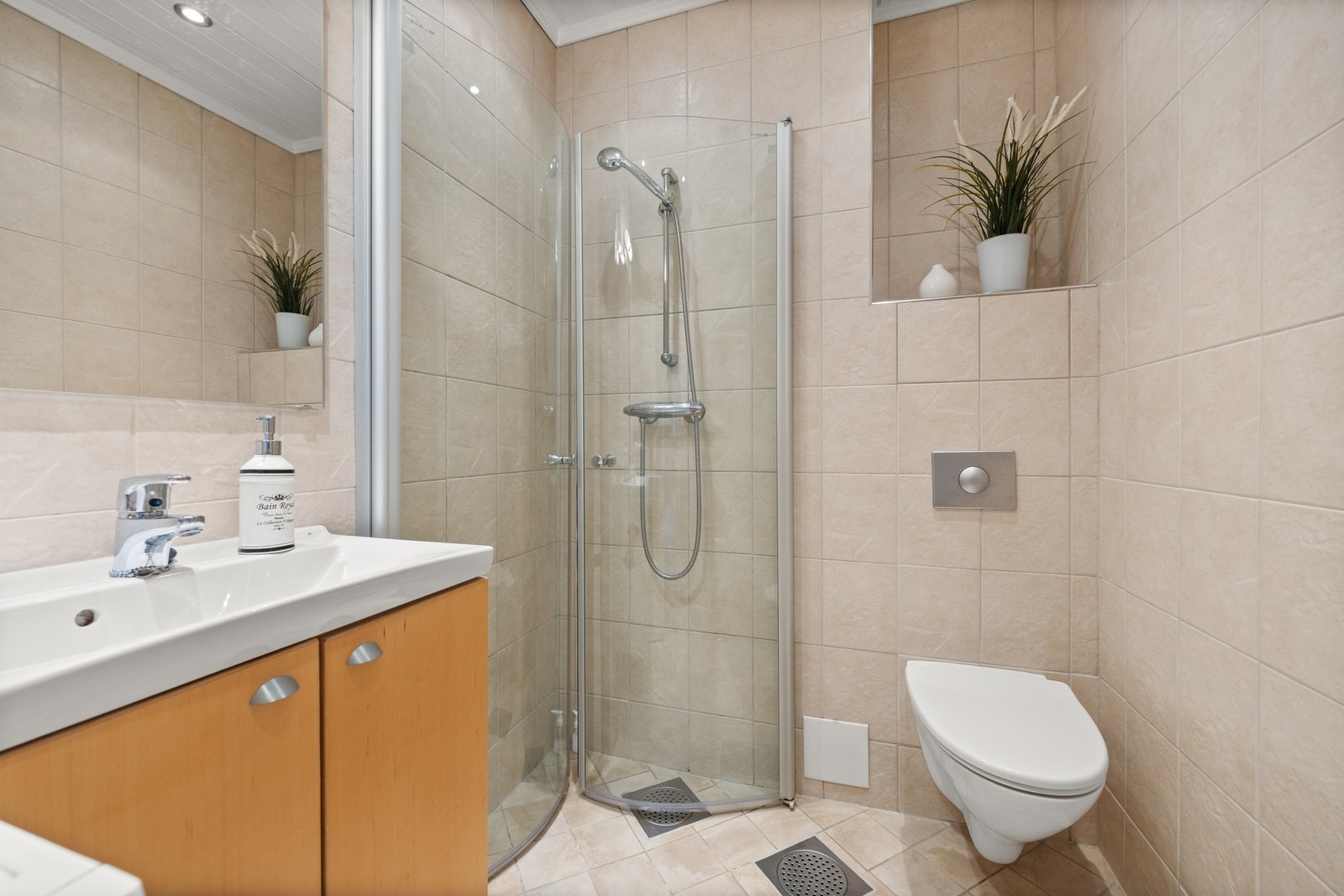 Badet ble oppgradert i 2004 og har vegghengt servanskap, dusjhjørne, vegghengt toalett og opplegg for vaskemaskin Galleribilde