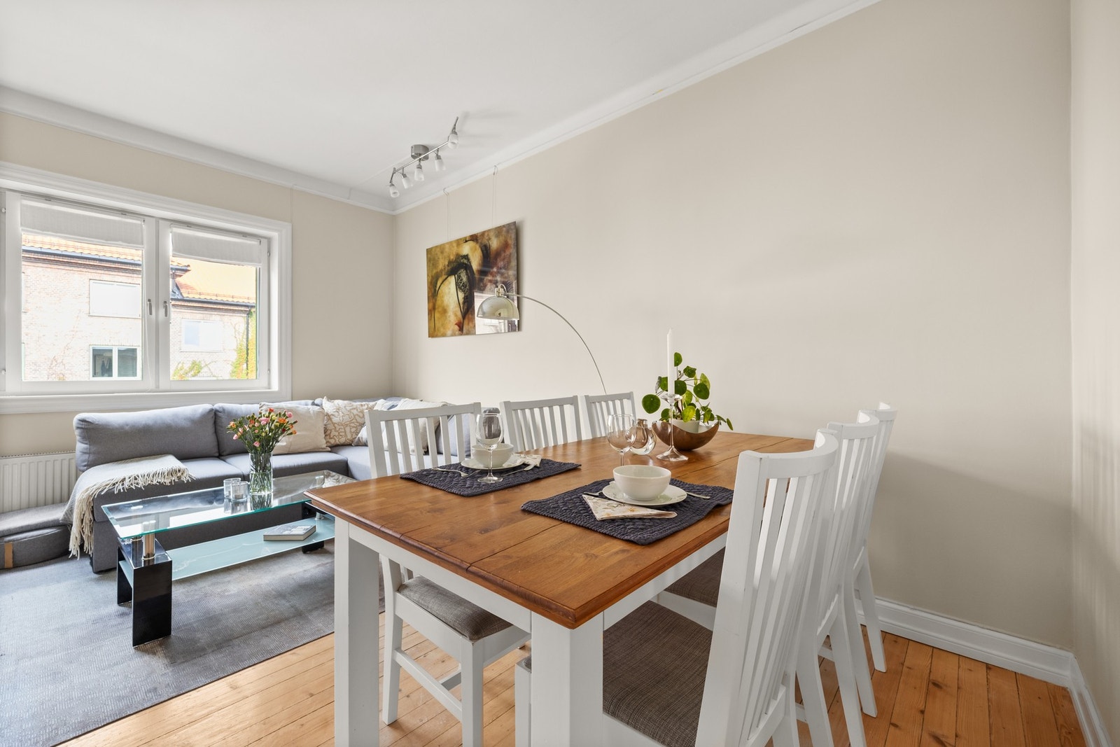 I tilknytning til stue og kjøkken er det plass til langbord eller annen ønsket spisegruppe Galleribilde