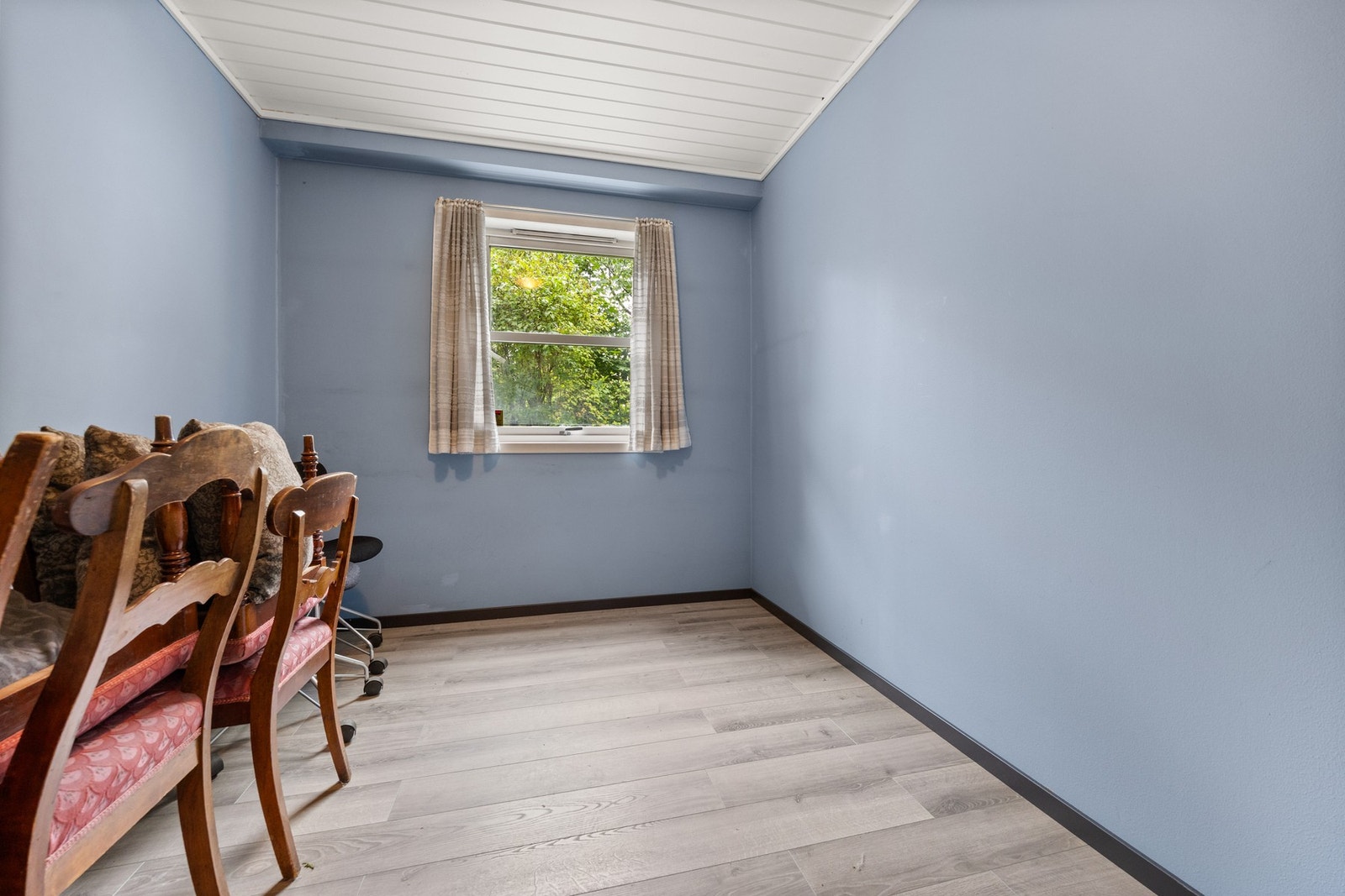 Rom i underetasje har vært benyttet som kontor, men kan også bruke som soverom/gjesterom. Galleribilde