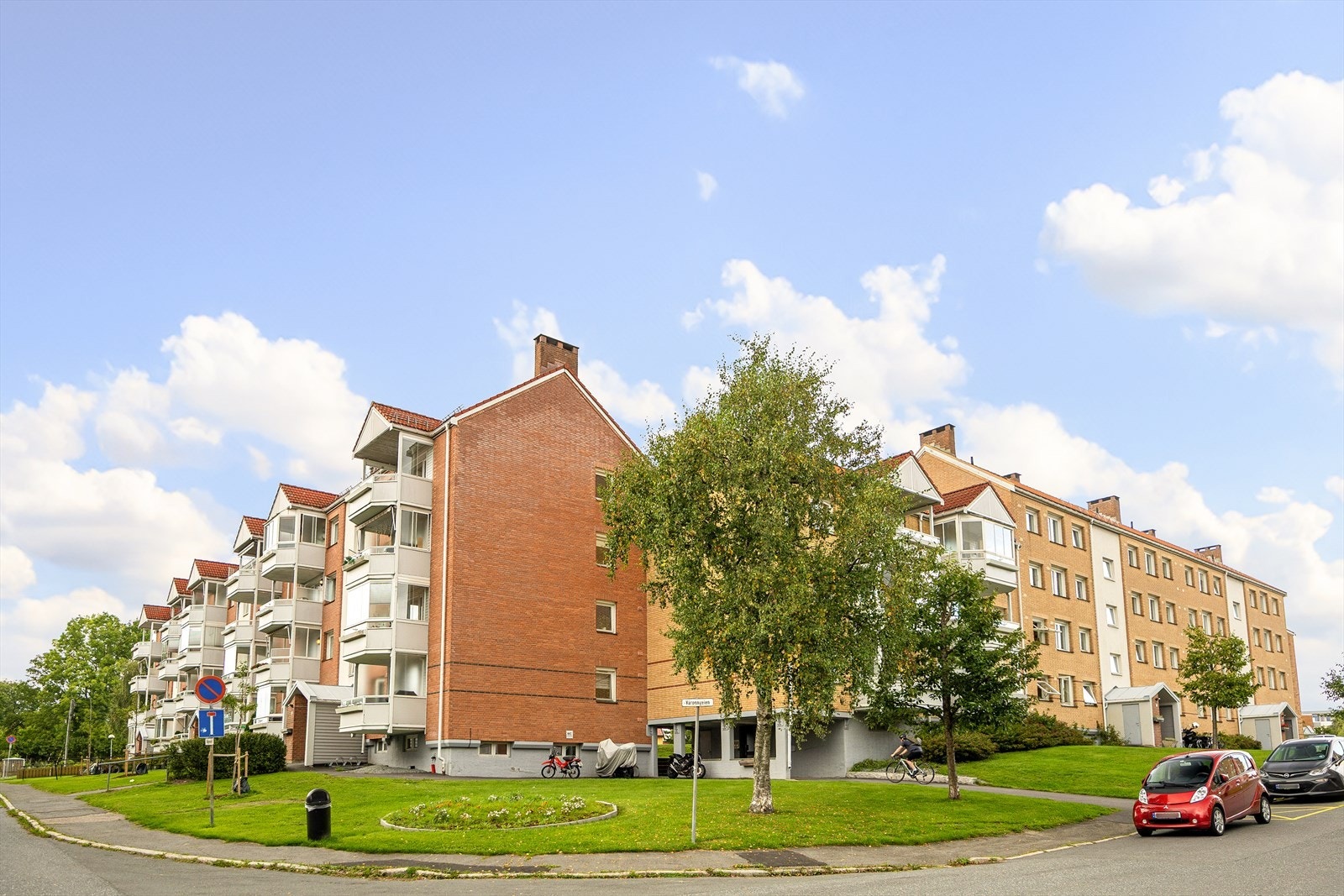 Leiligheten ligger svært sentralt til på Manglerud med nærhet til flotte turområder, offentlig kommunikasjon og diverse servicetilbud Galleribilde