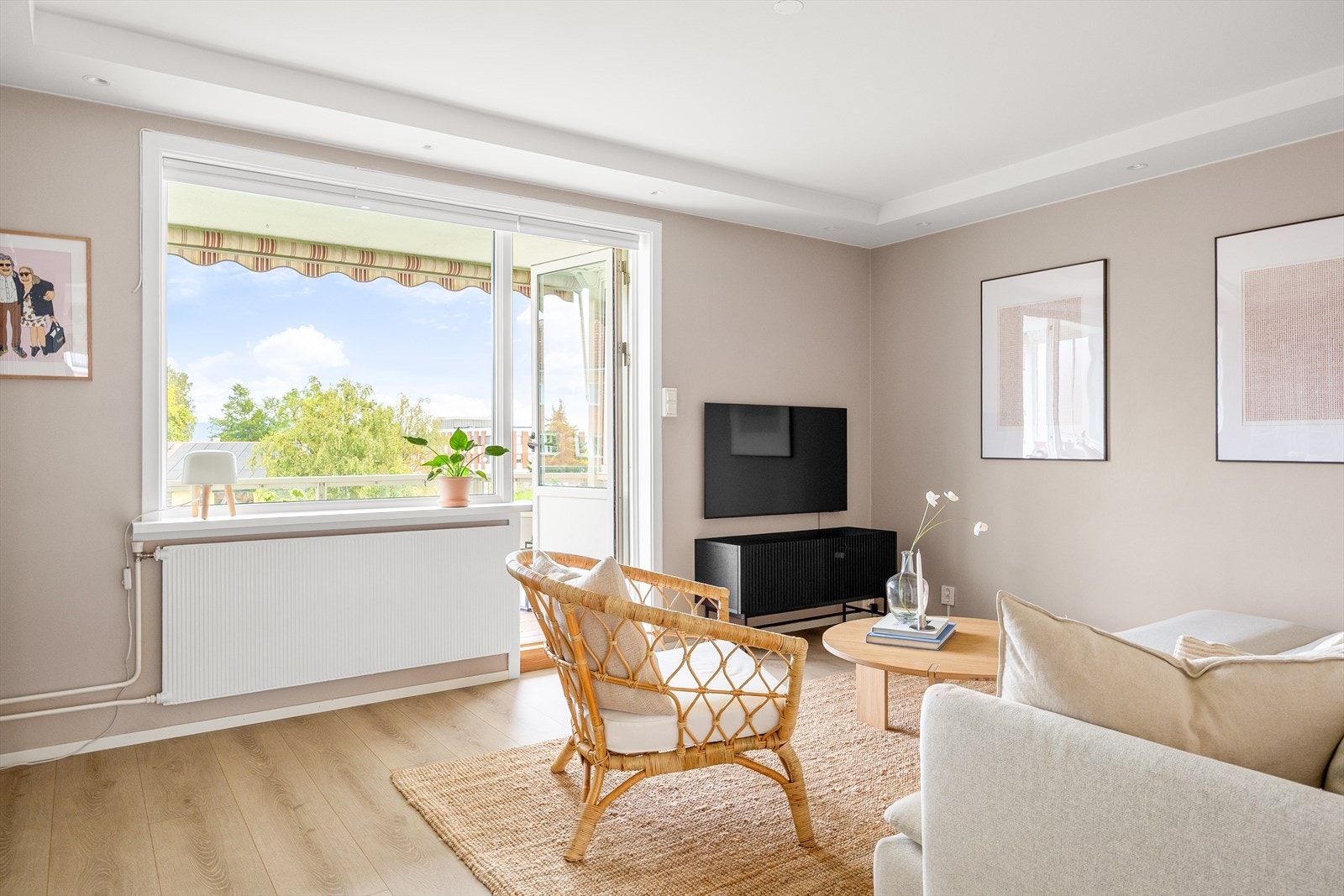 Tak og vegger i stue er helsparklet og malt i pene og nøytrale fargetoner Galleribilde