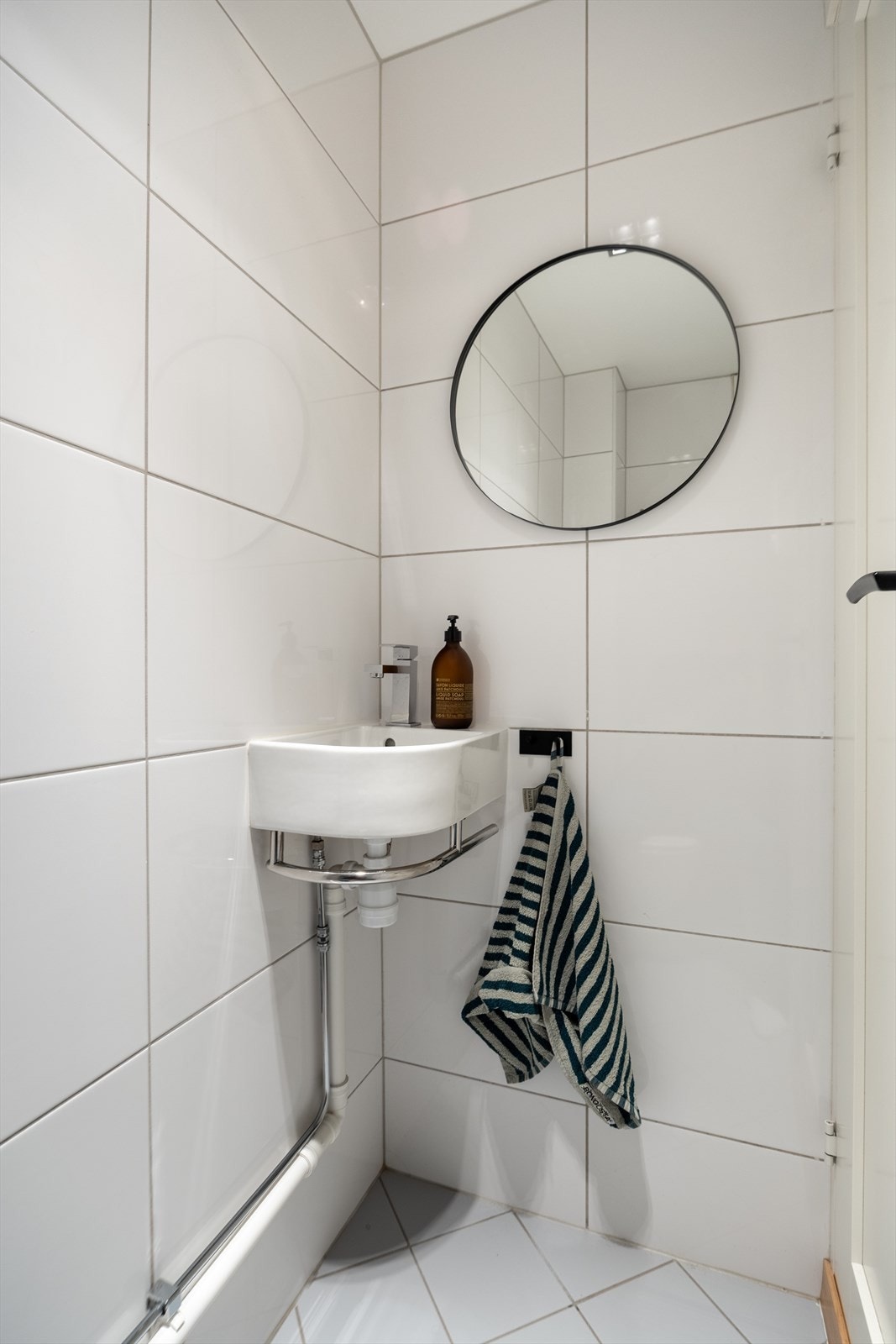 Separat toalettrom med adkomst fra entrè Galleribilde