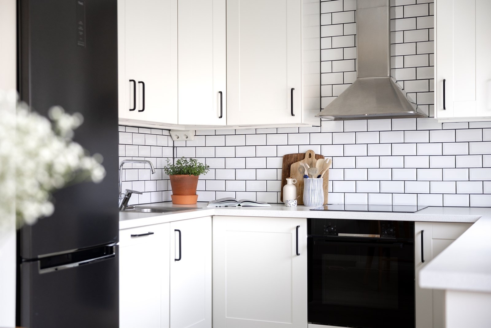 Induksjonstopp, stekeovn og oppvaskmaskin er integrert i innredningen. Frittstående kjøleskap som medfølger handelen Galleribilde