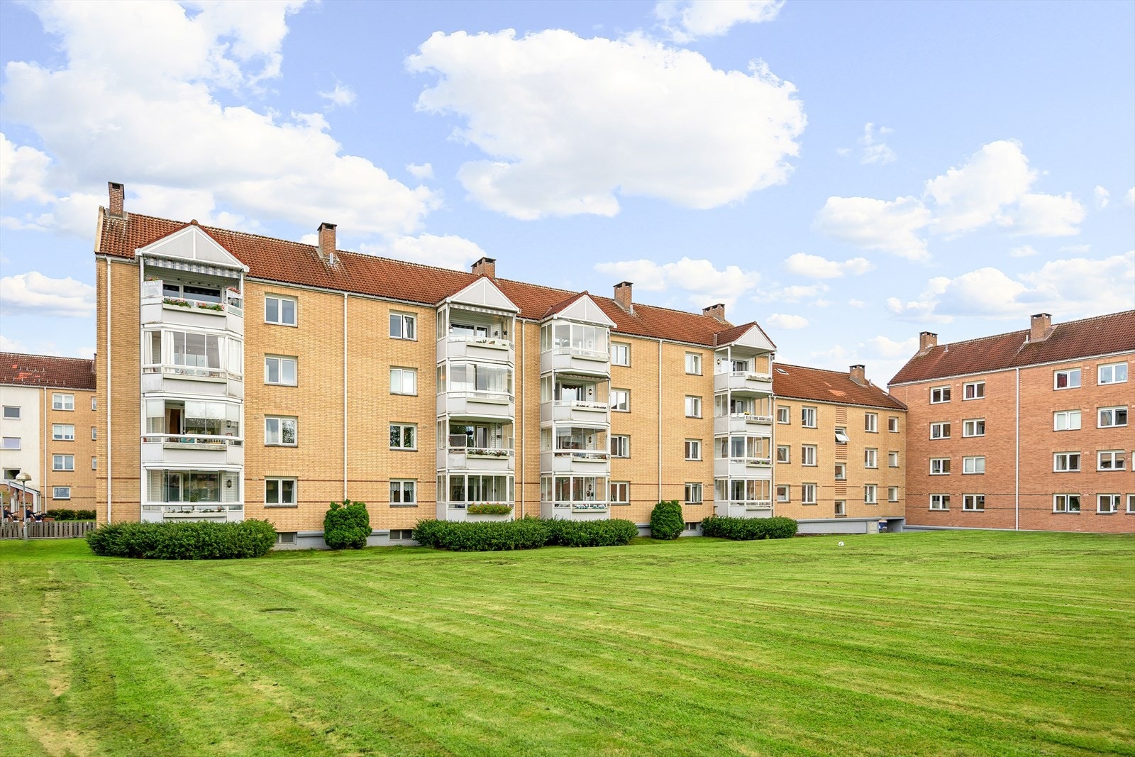 Pent opparbeidet fellesområde i grønne og frodige omgivelser Galleribilde