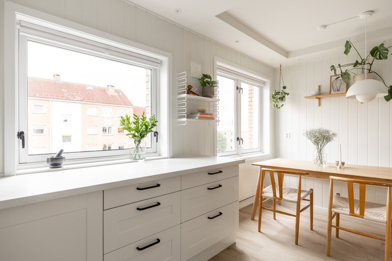 Det er montert LED downlights i kjøkken, stue og baderom Galleribilde