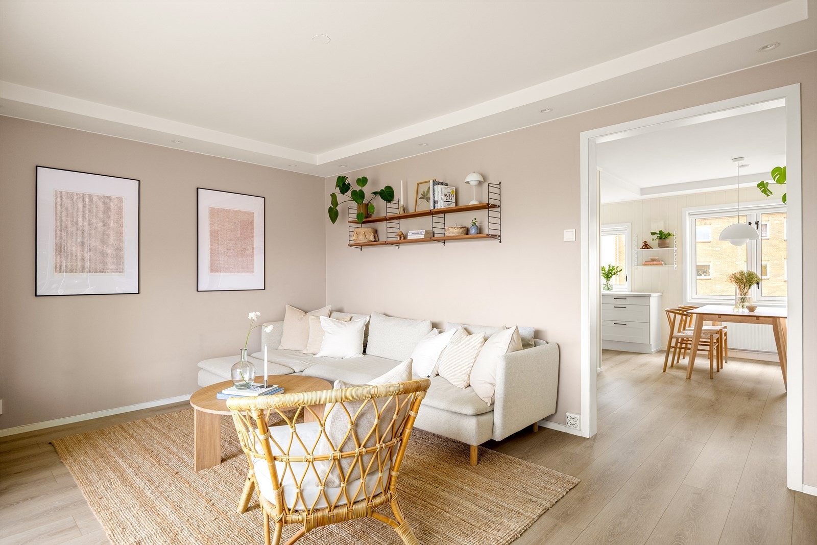 Leiligheten varmes opp via radiatorer tilknyttet fjernvarme som er inkludert i felleskostnadene Galleribilde