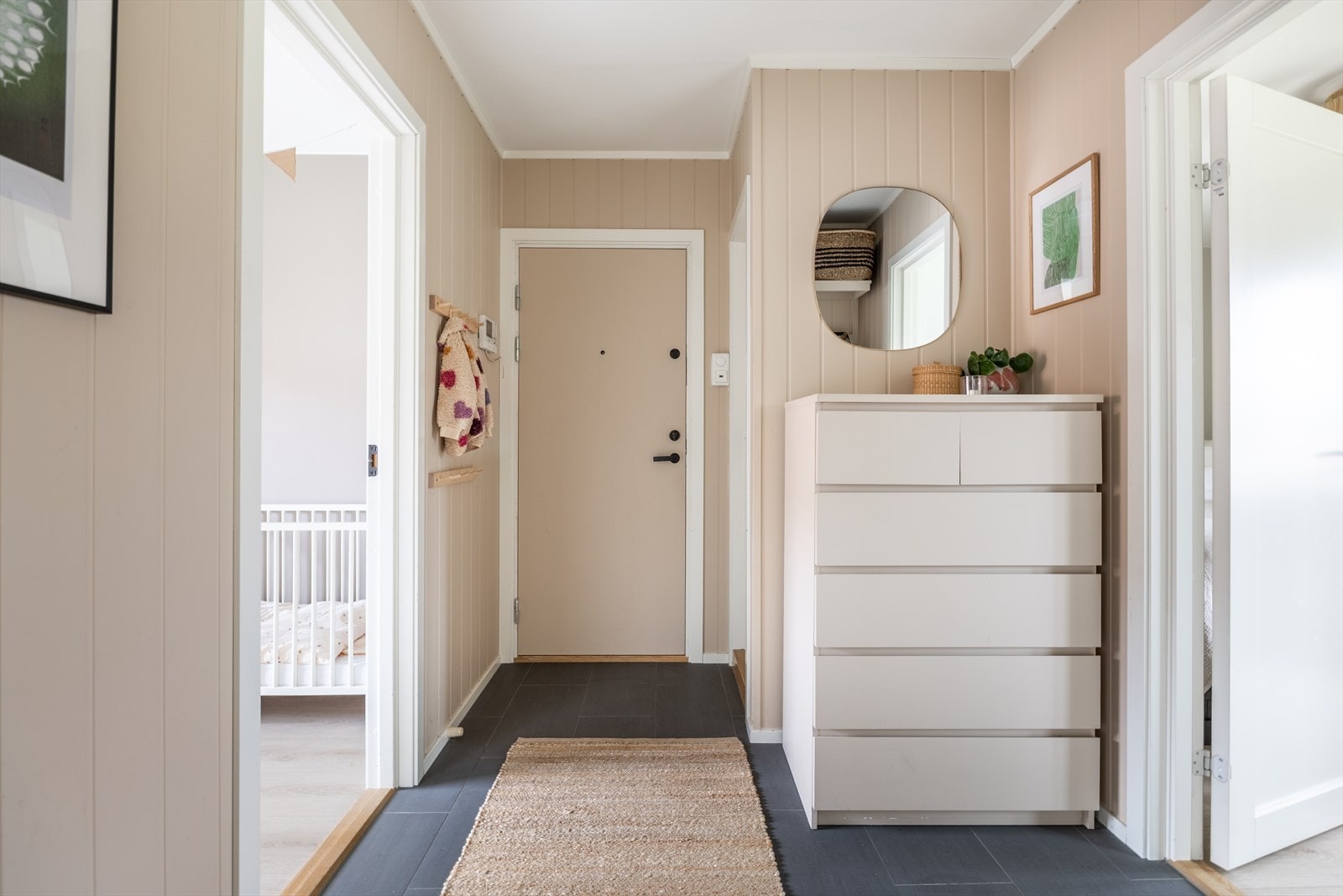 Det er god plass til å henge fra seg yttertøy og sette fra seg sko Galleribilde