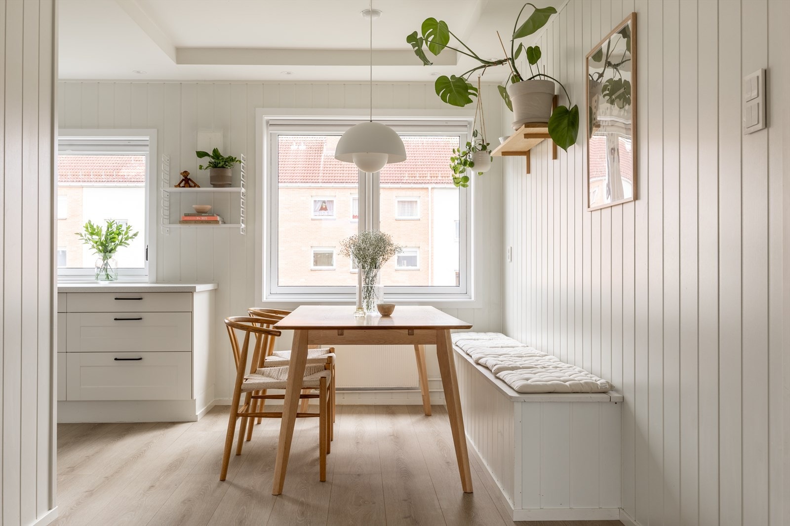 Stue og kjøkken harmonerer godt og ligger i tilknytning til hverandre Galleribilde