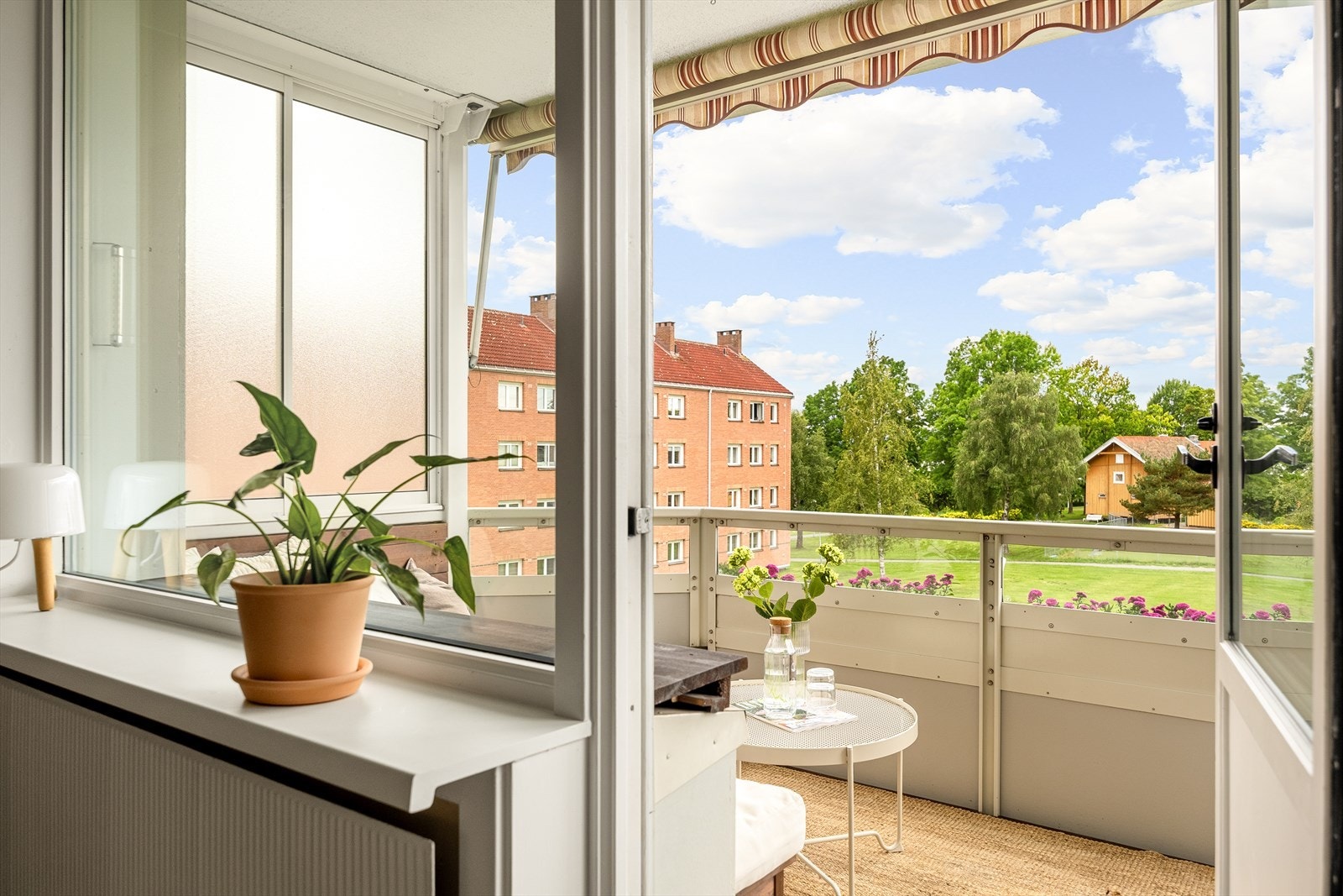 Balkongen er overbygget og blir en fin forlengelse av stuen i sommerhalvåret Galleribilde