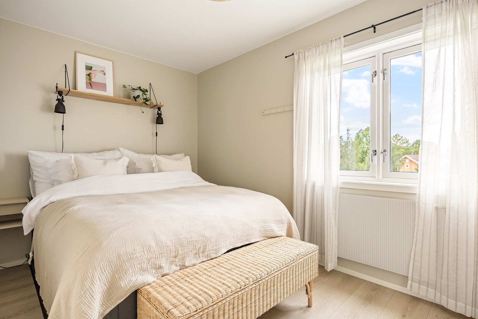 Stort og romslig soverom med plass til dobbeltseng og nattbord Galleribilde