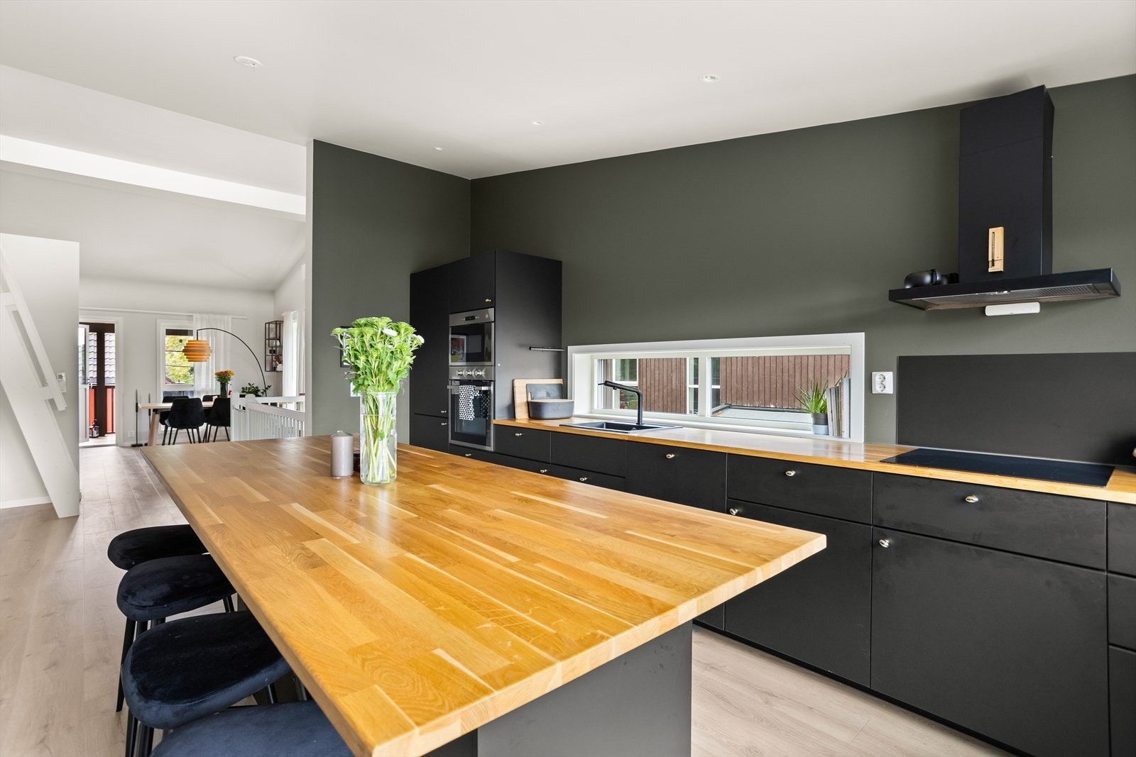 Kjøkkenet har integrerte hvitevarer som komfyr, platetopp, oppvaskmaskin og kjøl/frys. Galleribilde