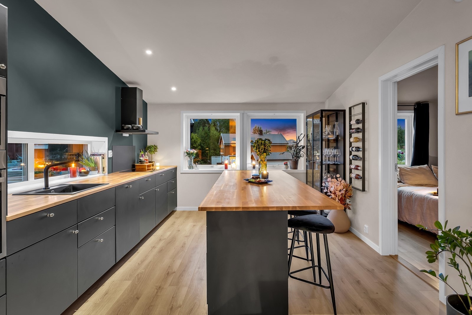 Her får du stilrene overflater, moderne fargevalg og gode vindusflater. Galleribilde