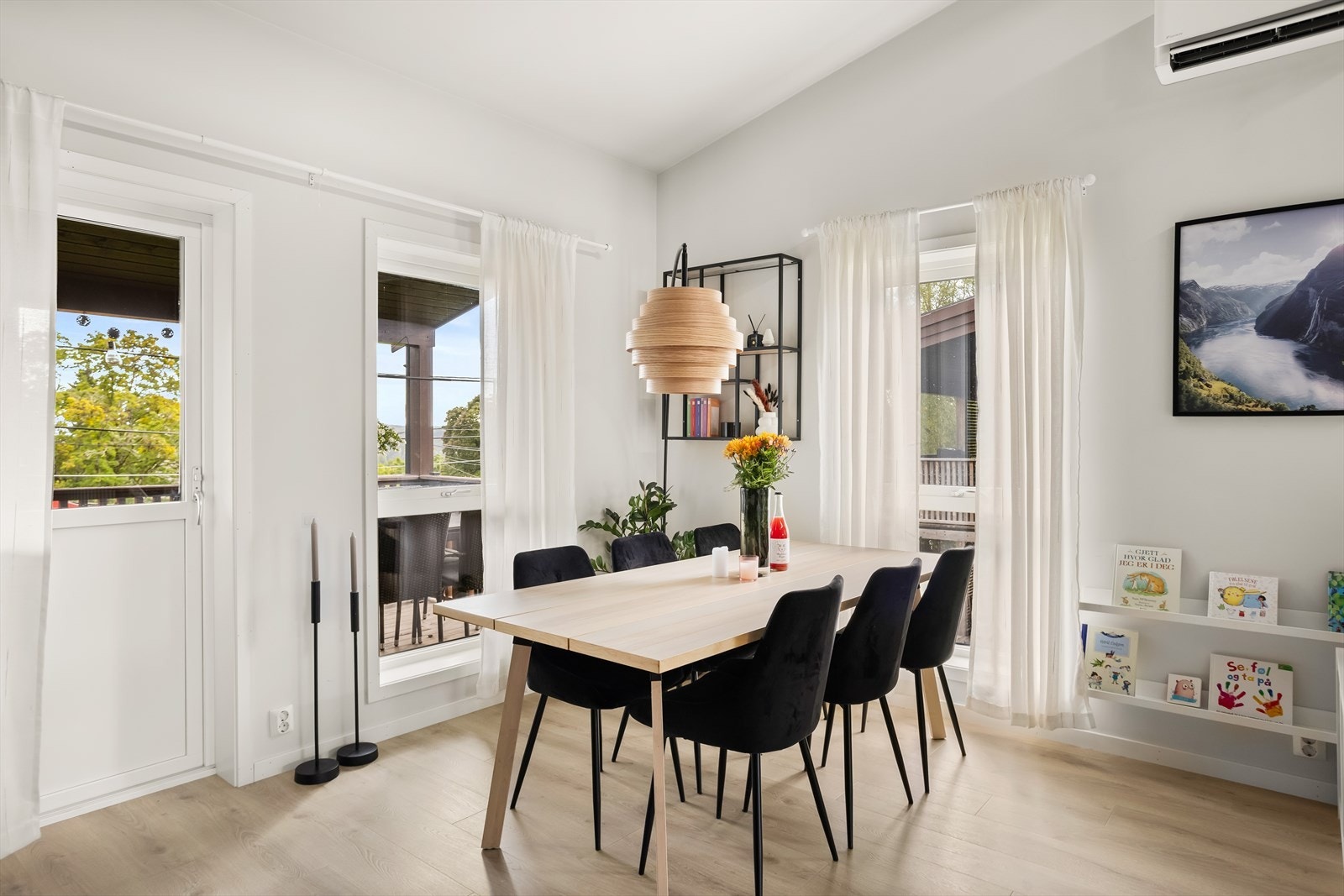 Det er god plass til et stort spisebord. Galleribilde