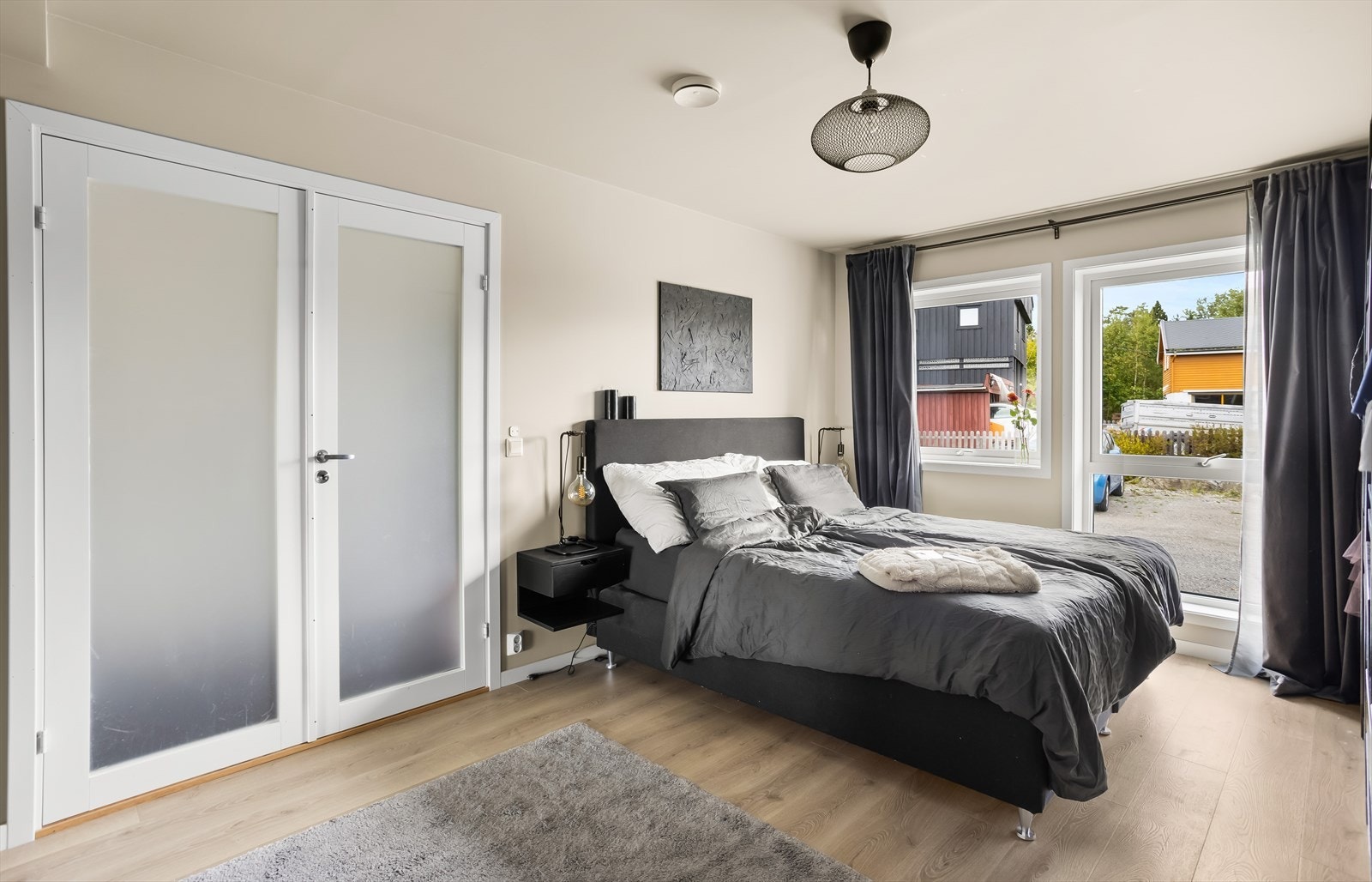 Hovedsoverommet har en elegant, frostet glassdør som gir et særpreg. Galleribilde