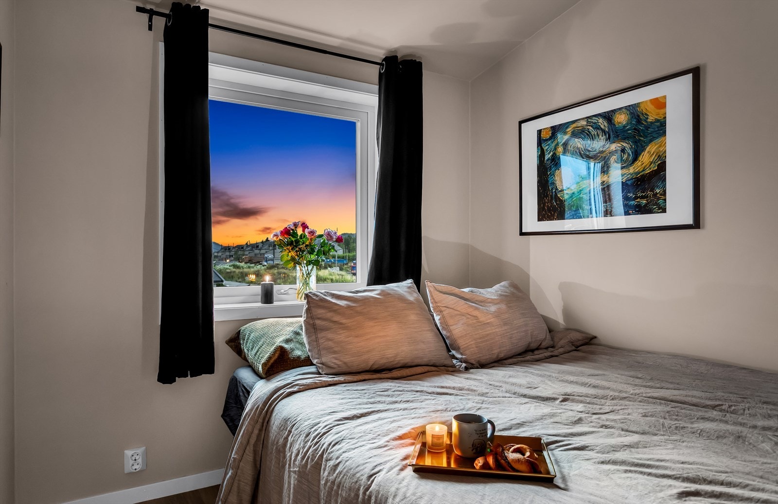 Rommet har en god størrelse og en usjenert plassering, ideelt som et ekstra soverom, kontor eller TV-stue. Galleribilde