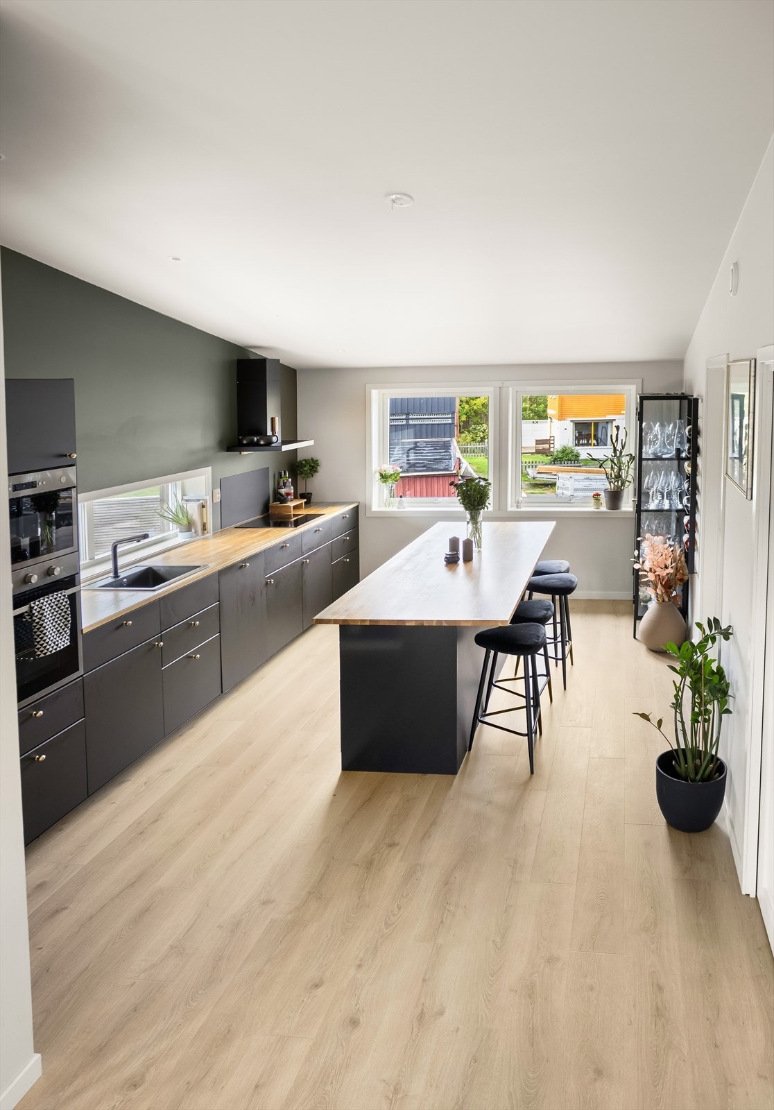 Boligen har et moderne kjøkken med praktisk kjøkkenøy. Galleribilde