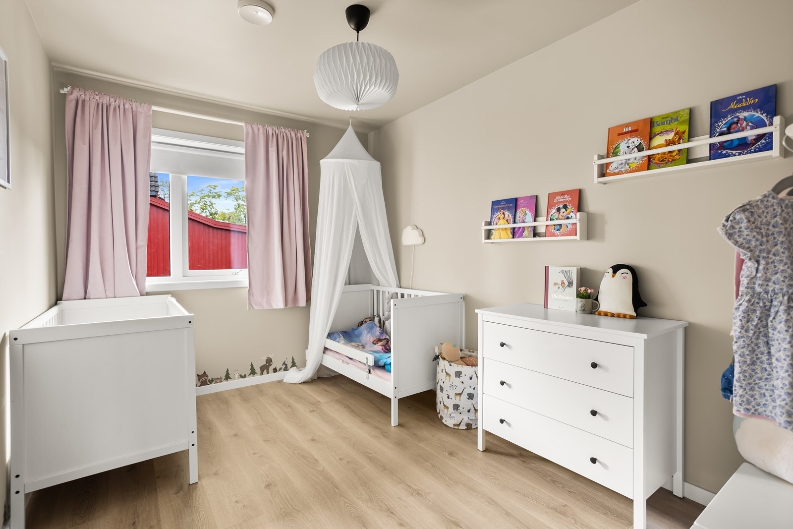 De øvrige rommene er også av god størrelse og gir fleksible møbleringsmuligheter, enten som soverom, kontor eller lekerom etter behov. Galleribilde