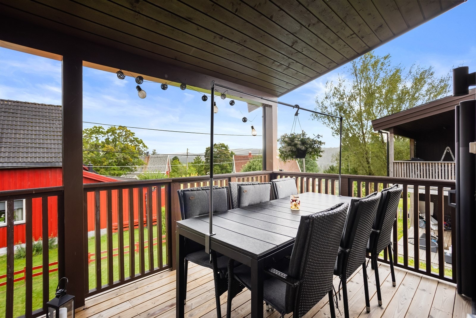 Her er det god plass til utemøbler, planter og grill Galleribilde